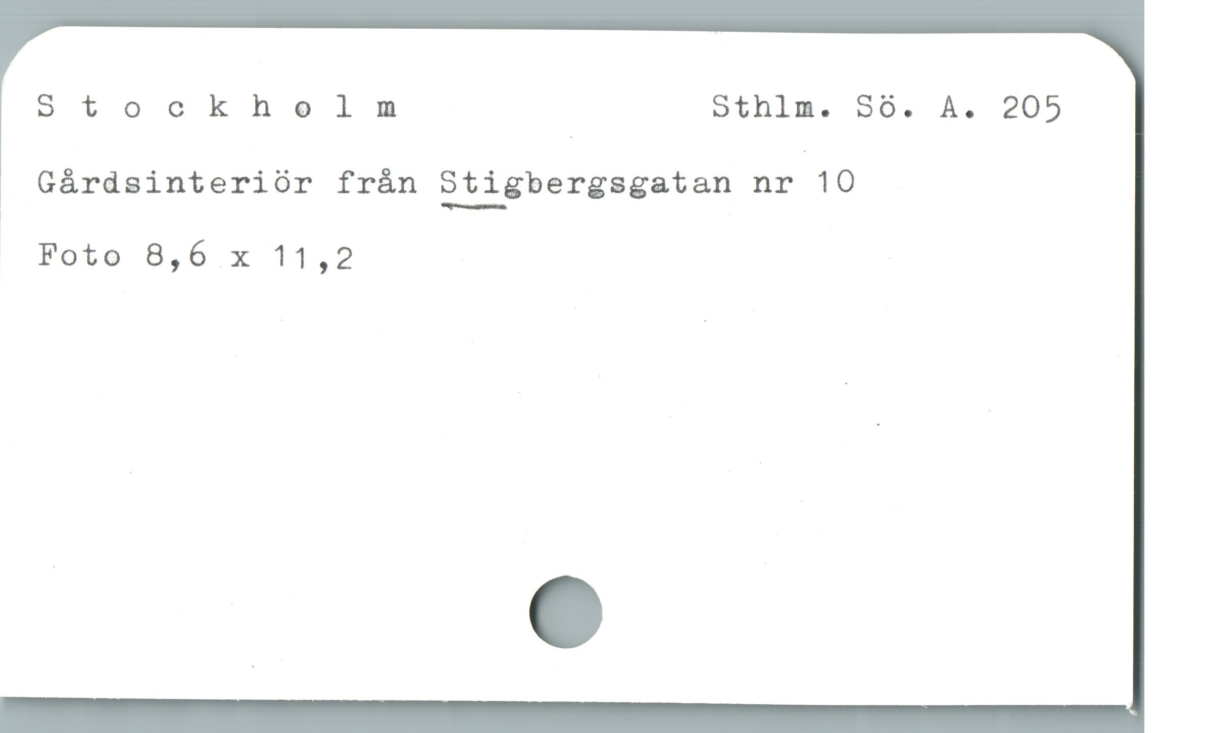 Stockholm othlm. Só. A. 205
Gárdsinteriór frán Stigbergsgatan nr 10
| Arteesaqrieinun,
Foto 8,6 x 11,2 |