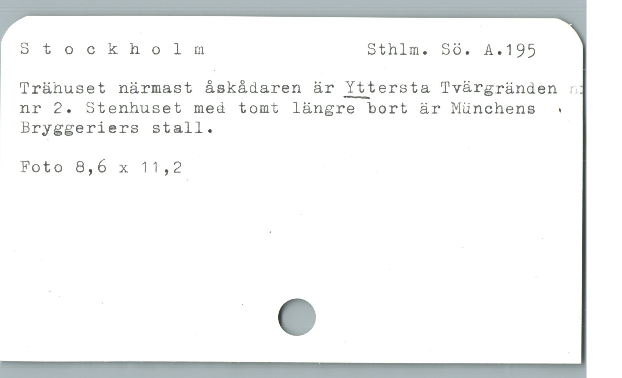  S t ockholm othlm. 5ö.. A.195
Tr&üáhuset nürmast áskádaren ür Yttersta Tvárgründen :
nr 2. Stenhuset med tomt làngre bort är Münchens :
Bryggeriers stall.

Foto 8,6 x 11,2
