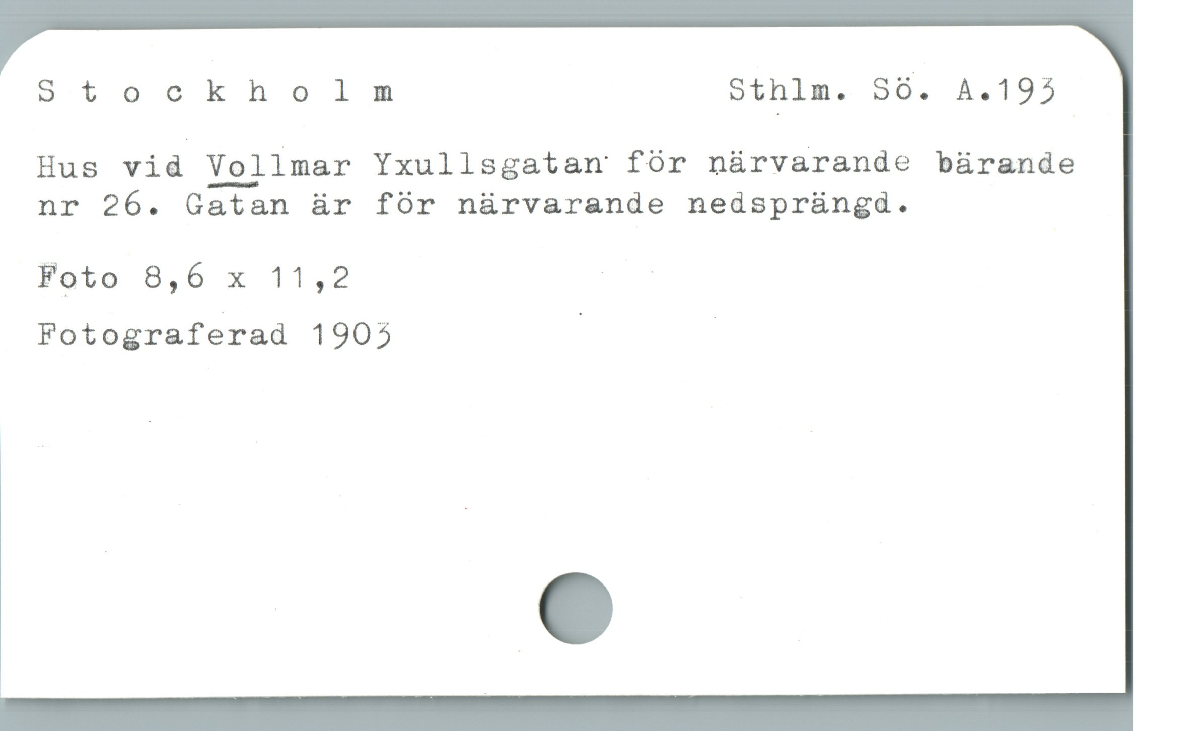  Stockholm Sthlm. Sö. A.195
Hus viä'ïgglmar Yxullsgatan fór nürvarande bürande
nr 26. Gatan är fór nürvarande nedspr&üngdá.

Foto 8,6 x 11,2 2

Fotograferad 1905 / |
