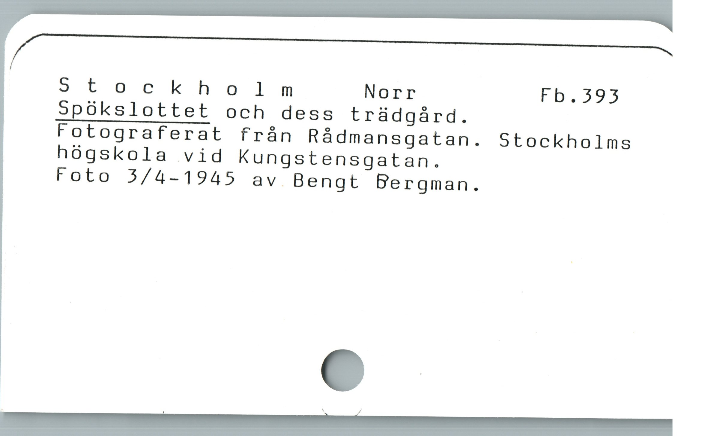 Stockholnm Norr Fb.393
Spökslottet och dess trädgård.
Fotograferat från Rådmansgatan. Stockholms
högskola vid Kungstensgatan.
Foto 3/4-1945 av Bengt Bergman.
m e
— — REU