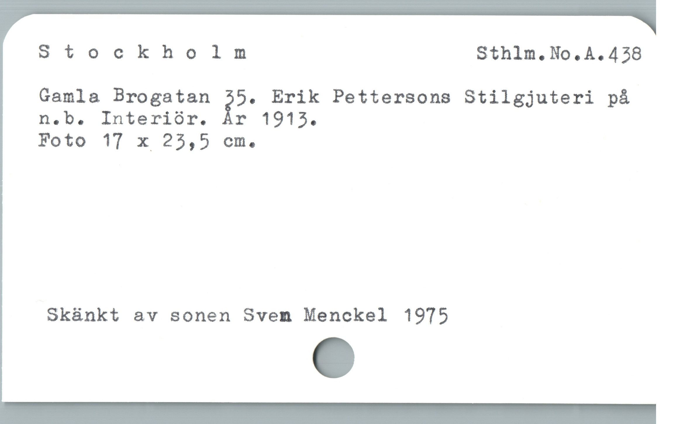 Stockholm Sthlm.No.A.438
Gamla Brogatan 25. Erik Pettersons Stilgjuteri på
n.b. Interiór. År 1915.
Foto 17 x 25,5 cm.
Skünkt av sonen Svem Menckel 1975