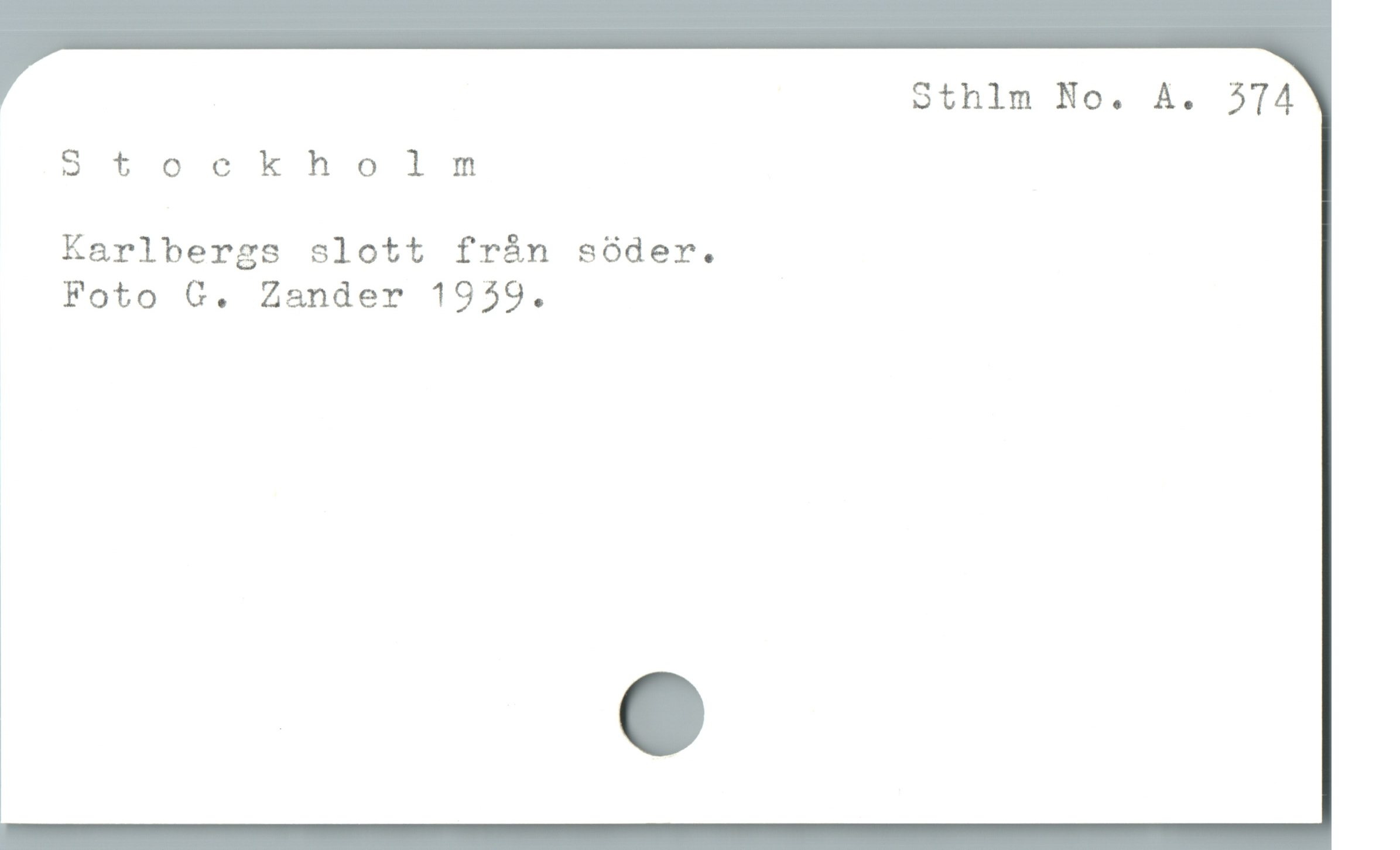Sthlm No. A. 374
Stockholm
Karlbergs slott frán sóder.
Foto G. Zander 1959.