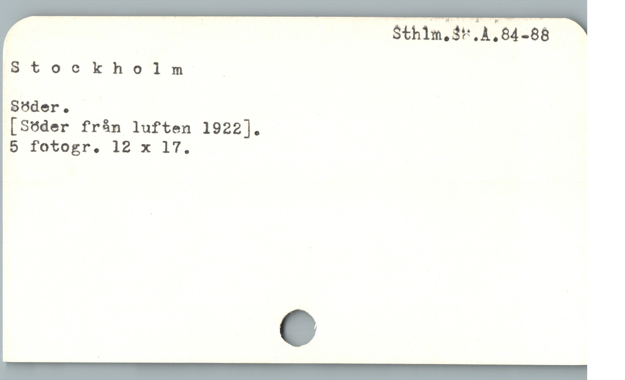 | ii $th1m,3^.4,64-88
85tookholin ; |
Söder .
[S6der från luften 1922].
5 fotogr. 12 x 17.
