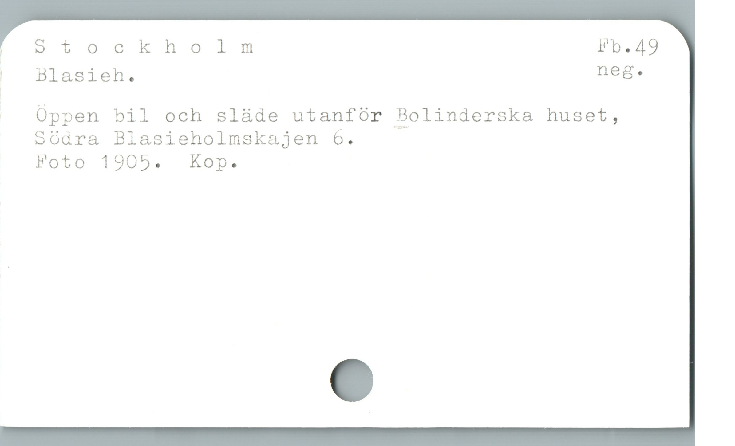  ! otockholm Fb.49
| Blasieh. i
” Üppen bil och slüde utanfór Bolinderska huset,
Södra Blasieholmskajen 6.
Foto 1905. Kop.
