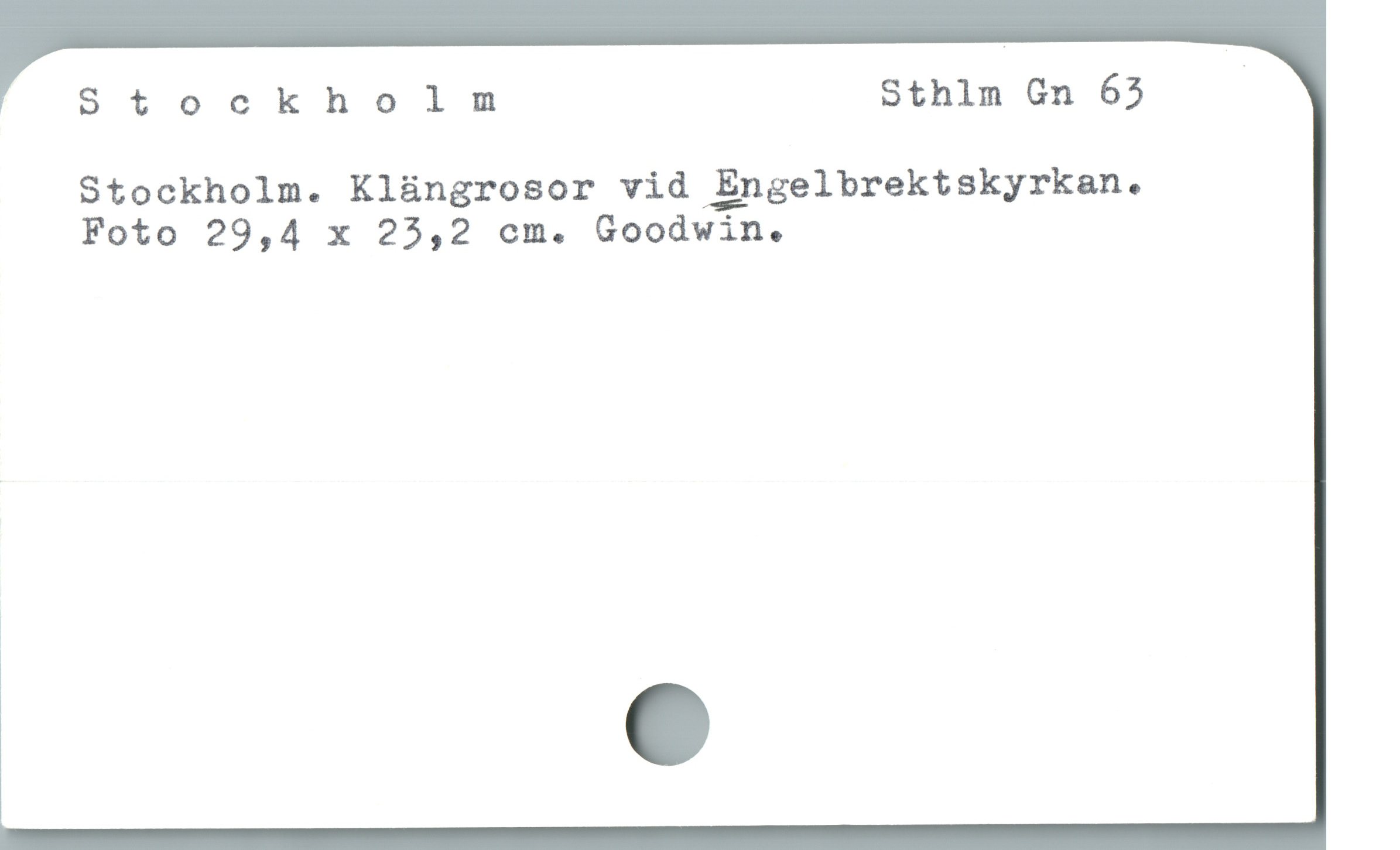  Stockholm Sthlm Gn 63 |
Stockholm. Klüngrosor vid Engelbrektskyrkan.
Foto 29,4 x 25,2 cm. Goodwin.

1
