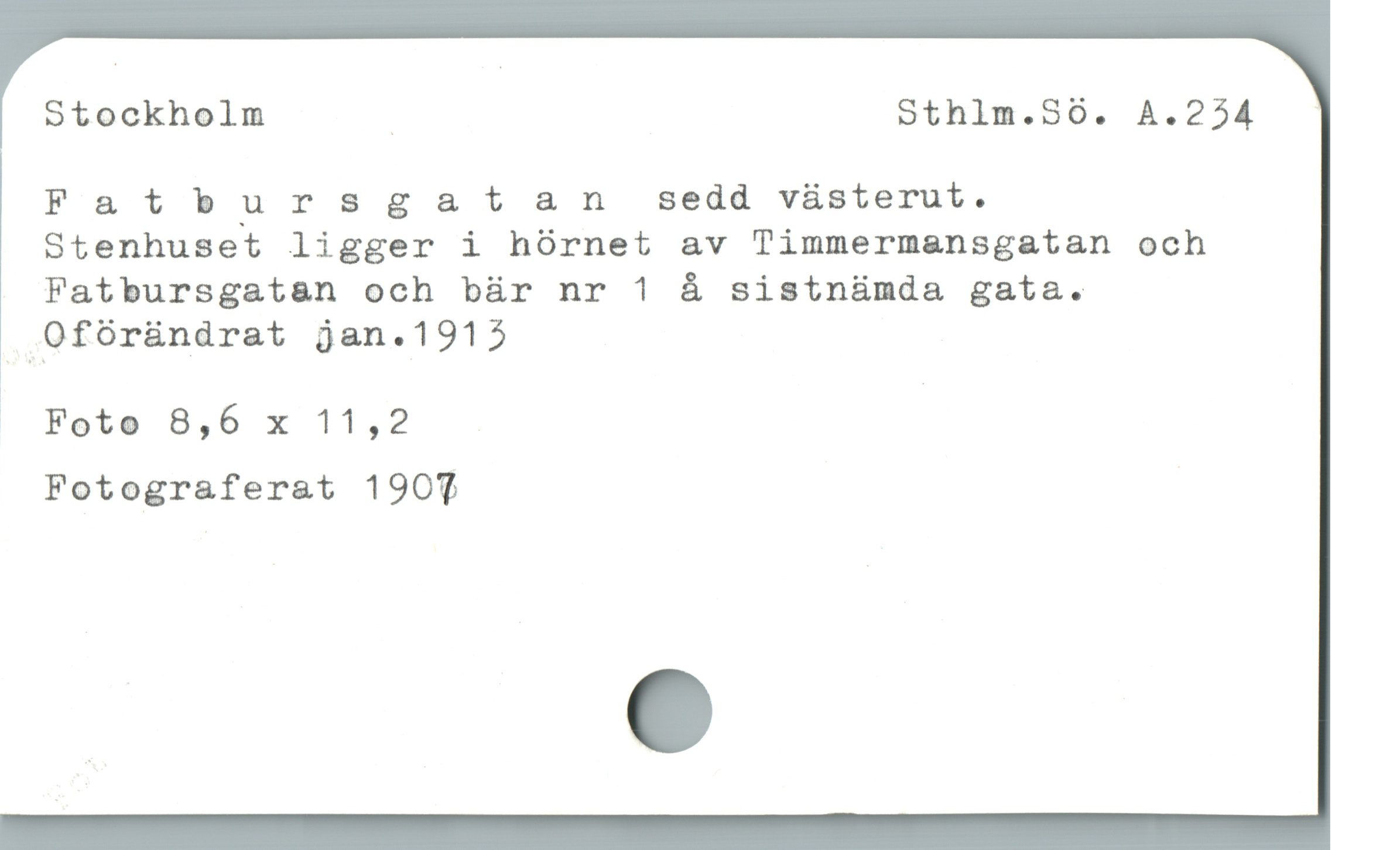  Stockholm | Sthlm.SO0. A.254 —
Fatbursgatan sedd vásterut.
Stenhuset ligger i hOórnet av Timmermansgatan och
Fatbursgat&n och bär nr 1 å sistnàümda gata.
Ofóràndrat jan.1915
J Foto 8,6 x 11,2
Fotograferat 1907
