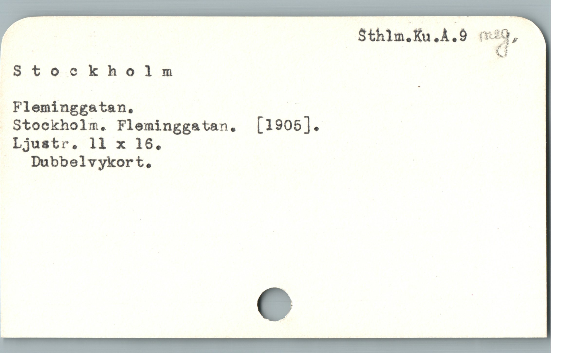  -- Sthlm.Ku.Å.9 fr%?ä%,
|Stockholm |
Fleminggatan, |
 Stockholm, Fleminggatan, [1905].
Ljustr, 11 x 16.
.. Dubbelvykort., : :
ï
