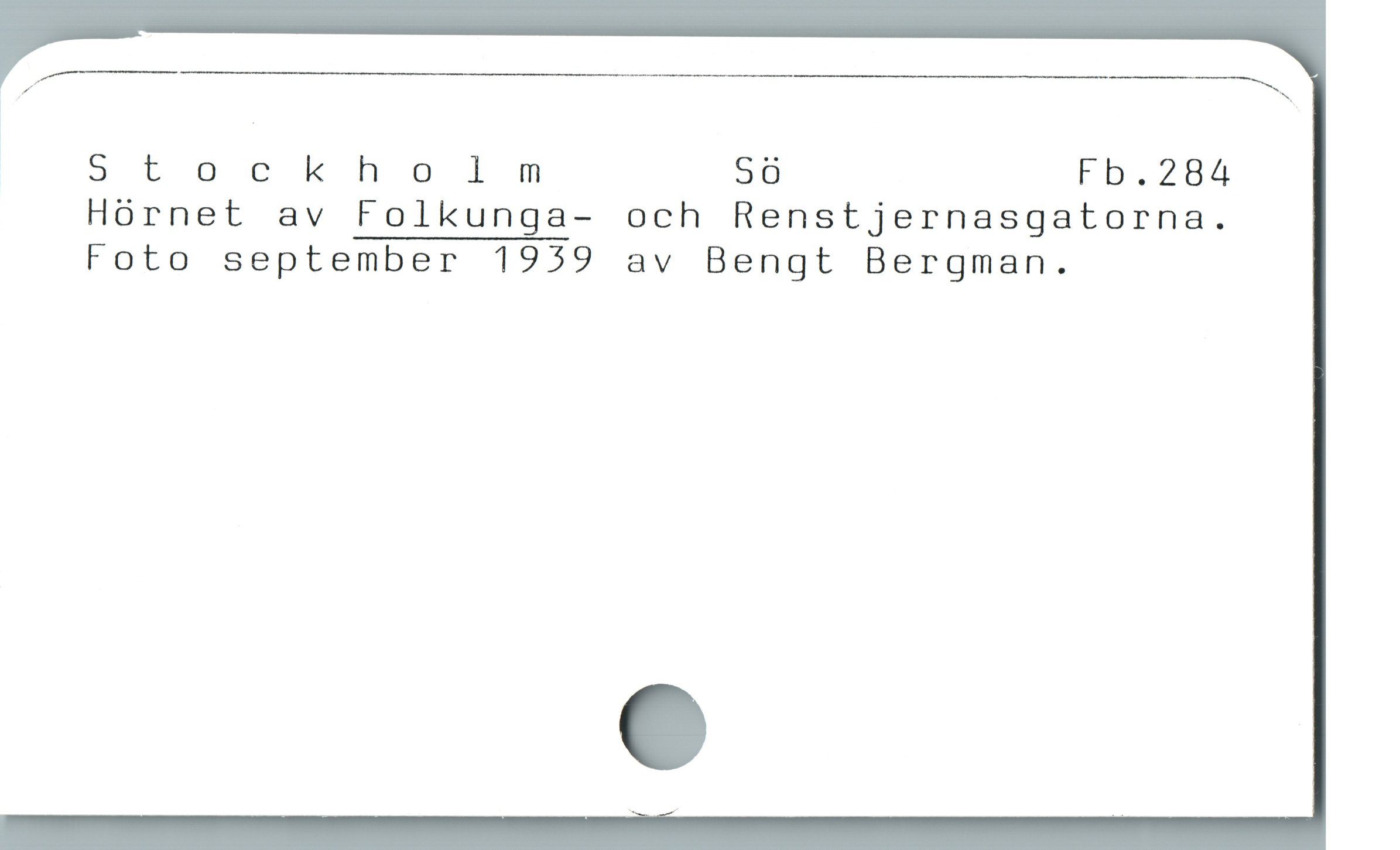  | d //-——————— —-——m———wmm——-—xx
Stockholm Sö Fb.284
Hörnet av Folkunga- och Renstjernasgatorna.
Foto september 1939 av Bengt Bergman.
