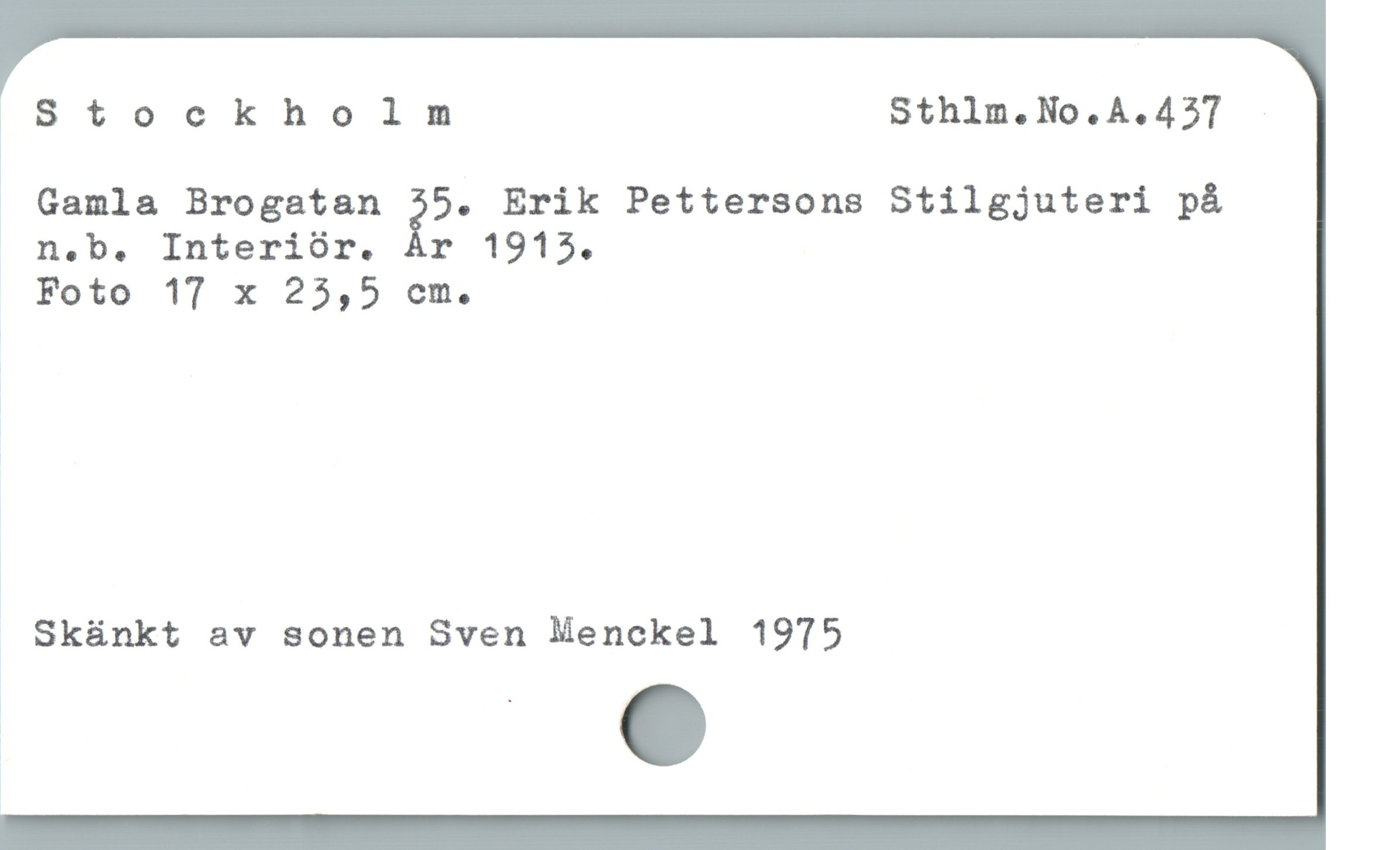  Stockholm Sthlm.No.A.437 :
Gamla Brogatan 25. Erik Pettersons Stilgjuteri på
on. b. Interiór. År 1915.

Foto 17 x 25,5 em.
|
; Skänkt av sonen Sven Menckel 1975
