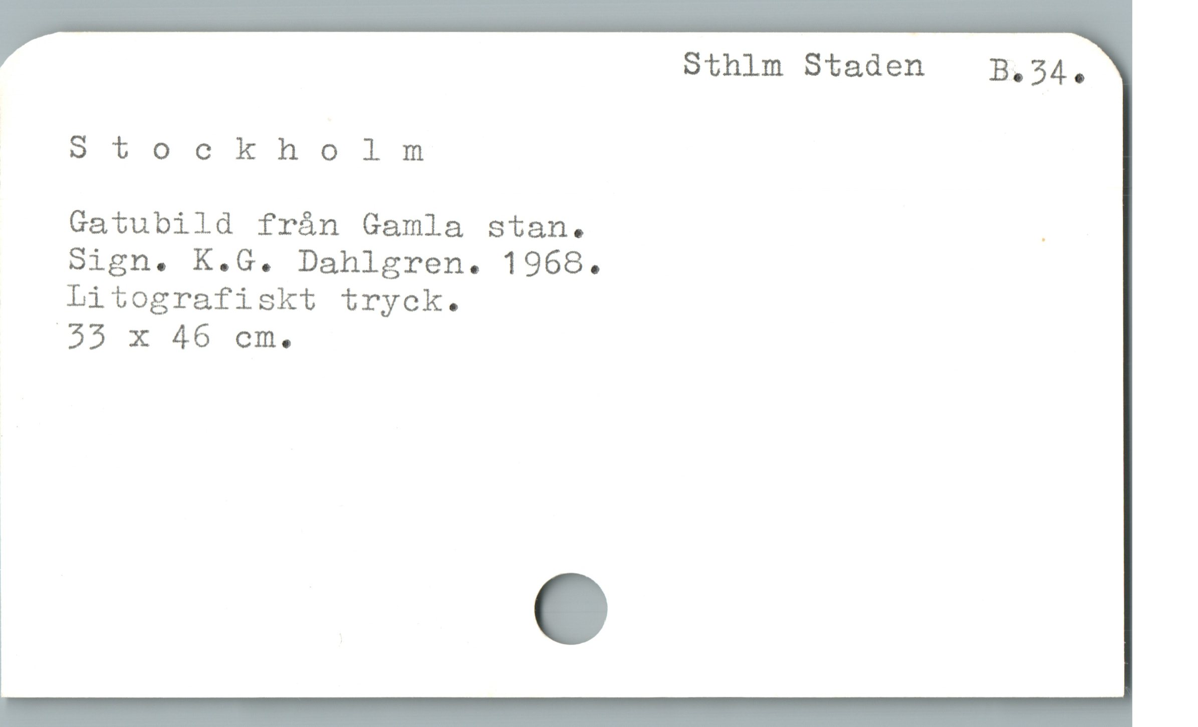  Sthlm Staden B.34,
9Stockholm
Gatubild frán Gamla stan. .
Sign. K.G. Dahlgren. 1968.
Litografiskt tryck.
33 x 46 om.
