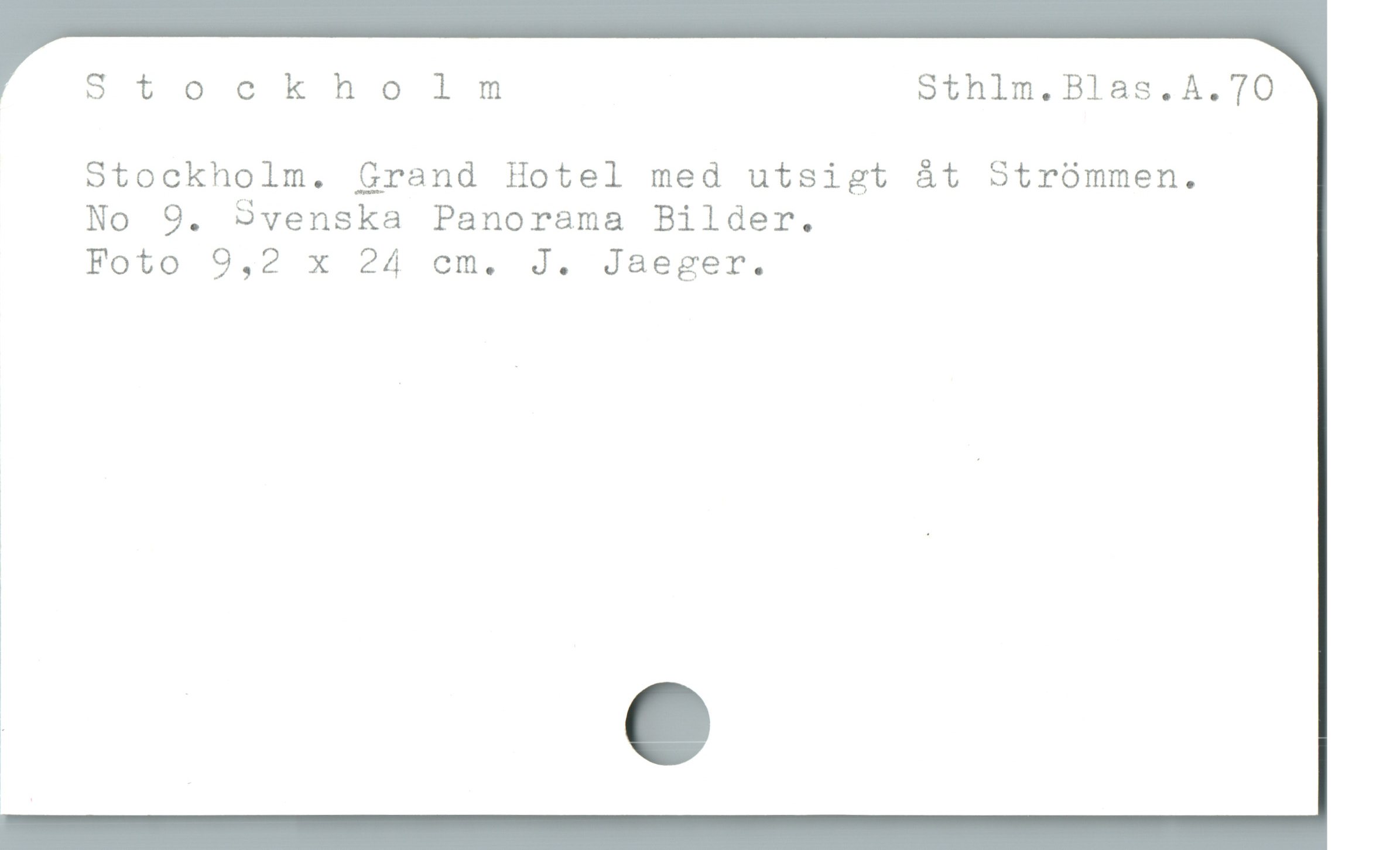  Stockholm Sthlm. Blas.A.70
Stockholm. Grand Hotel med utsigt åt Strómmen.
No 9. 9Svenska Panorama Bilder.
Foto 9,2 x 24 cm. J. Jaeger.
ä .
m e
