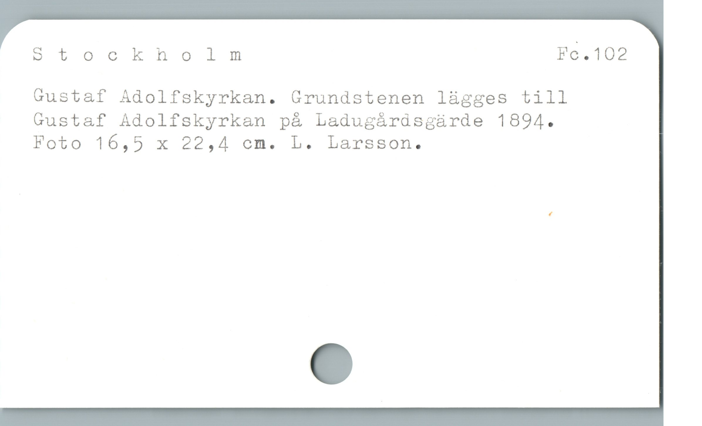  Stocknhnholm Fc.102
Gustaf Adolfskyrkan. Grundstenen làgges till
Gustaf Adolfskyrkan pá Ladugárdsgürde 1894.

Foto 16,5 x 22,4 cm. L. Larsson.
