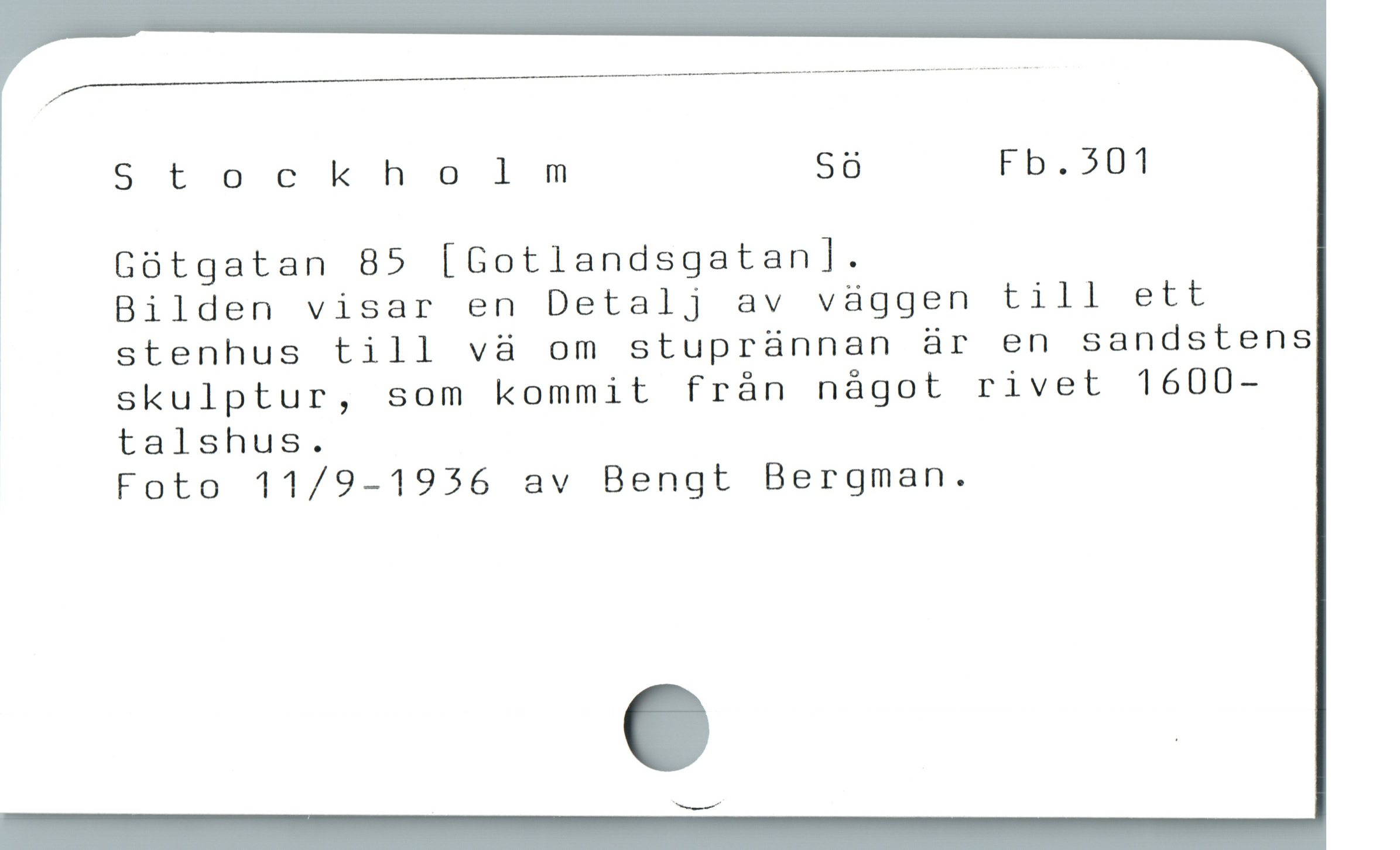  [Ar
Stockholm Sö Fb.501
Gótgatan 85 [Gotlandsgatan]l.

Bilden visar en Detalj av vággen till ett
ï stenhus till và om stuprünnan är en sandstens
* skulptur, som kommit frán nágot rivet 1600-
talshus.
Foto 11/9-1956 av Bengt Bergman.
