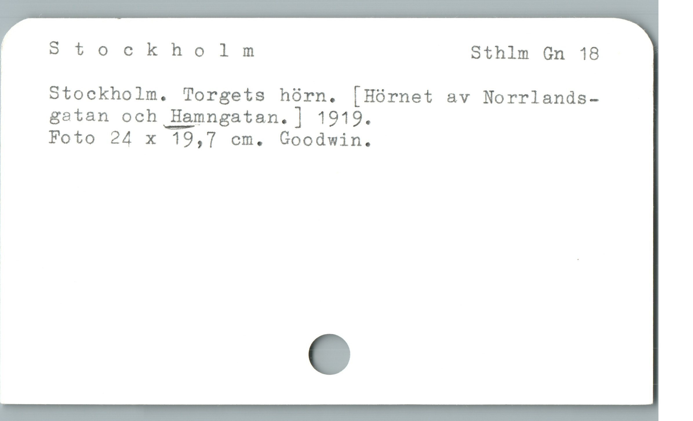  | Stockholm Sthlm Gn 18
Stockholm. Torgets hórn. [Hórnet av Norrlands-
gatan och Hamngatan.] 1919.

' Foto 24 x 19,7 cm. Goodwin.

w

1
