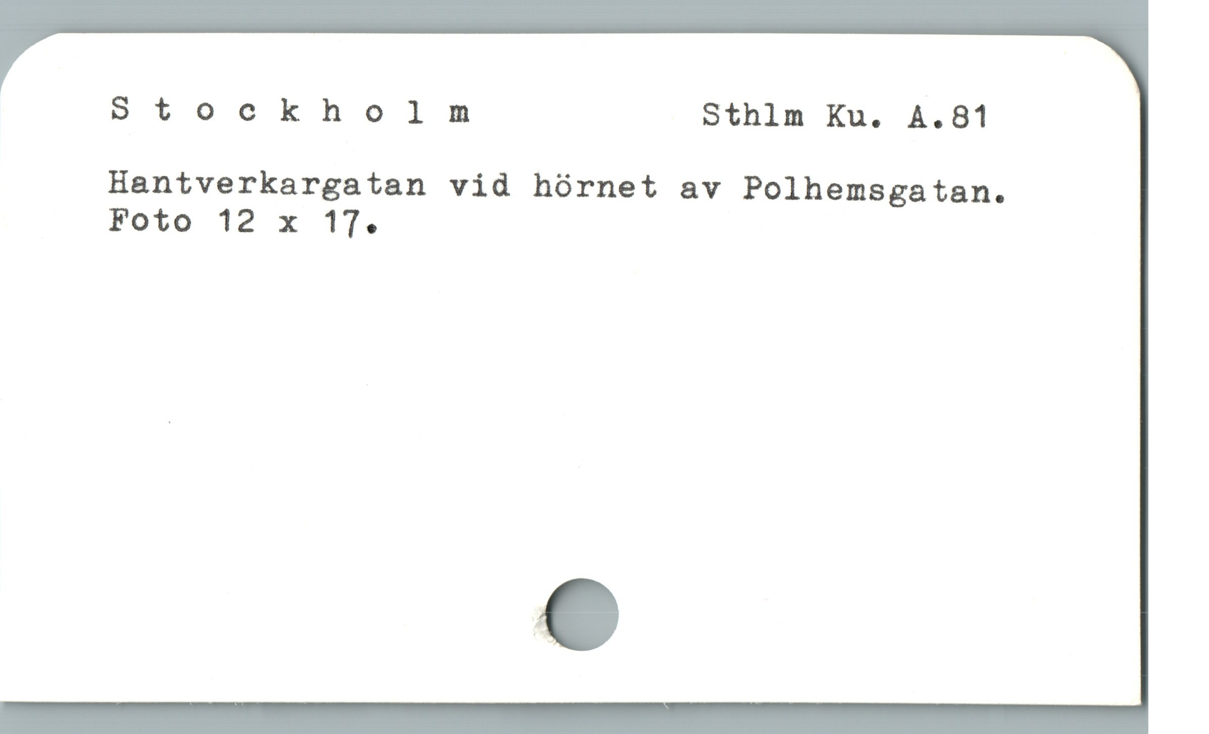  Stockholm Sthlm Ku. A.81
Hantverkargatan vid hórnet av Polhemsgatan.
Foto 12 x 17.
