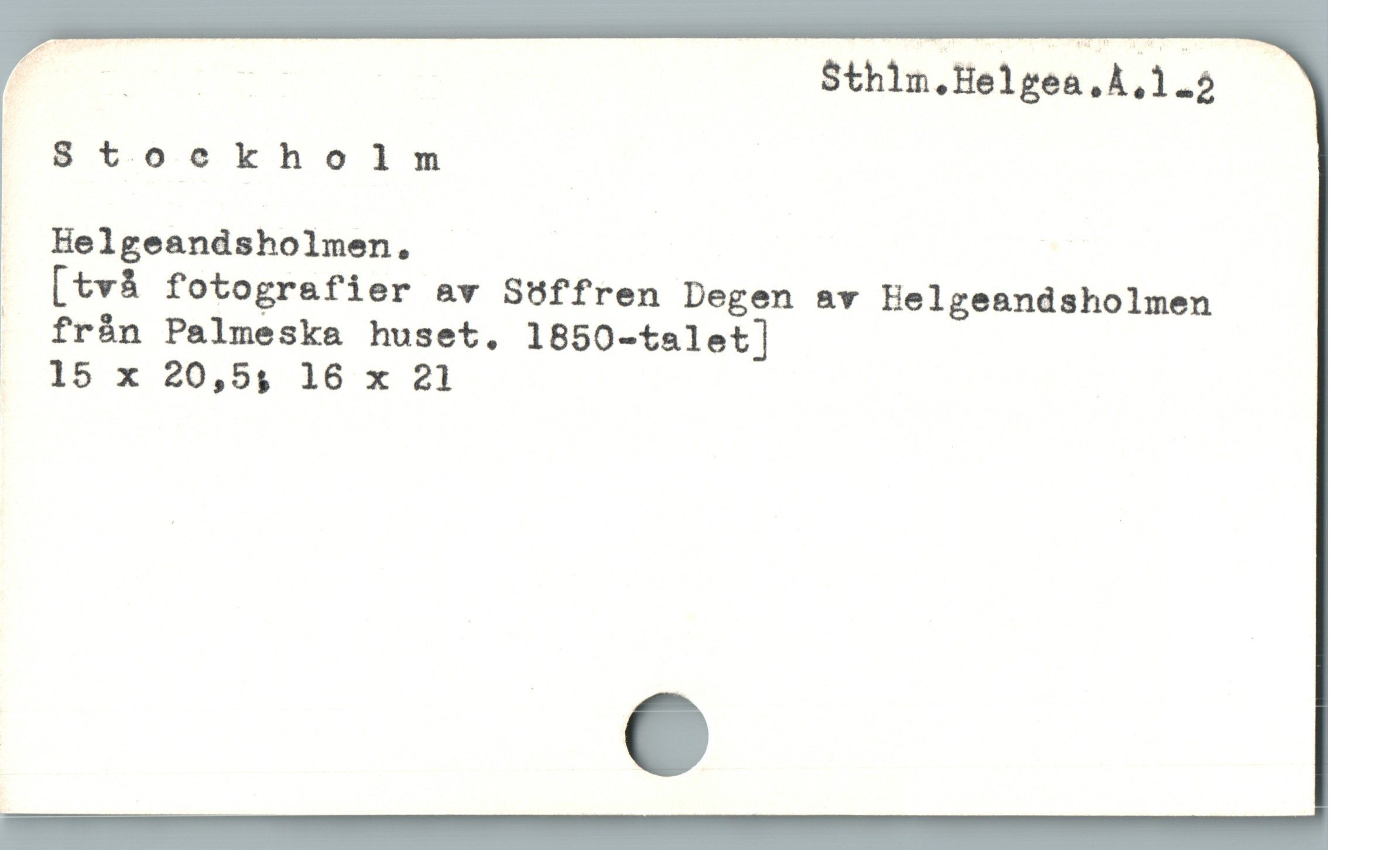  m Sthim.Helgea.A.1.2
Stoecekholm

— Helgeandsholmen.

: [två fotografier av Söffren Degen av Eelgeandsholmen

. från Palmeska huset. 1850-talet]

L 15 x 20,89, 16 x 21
