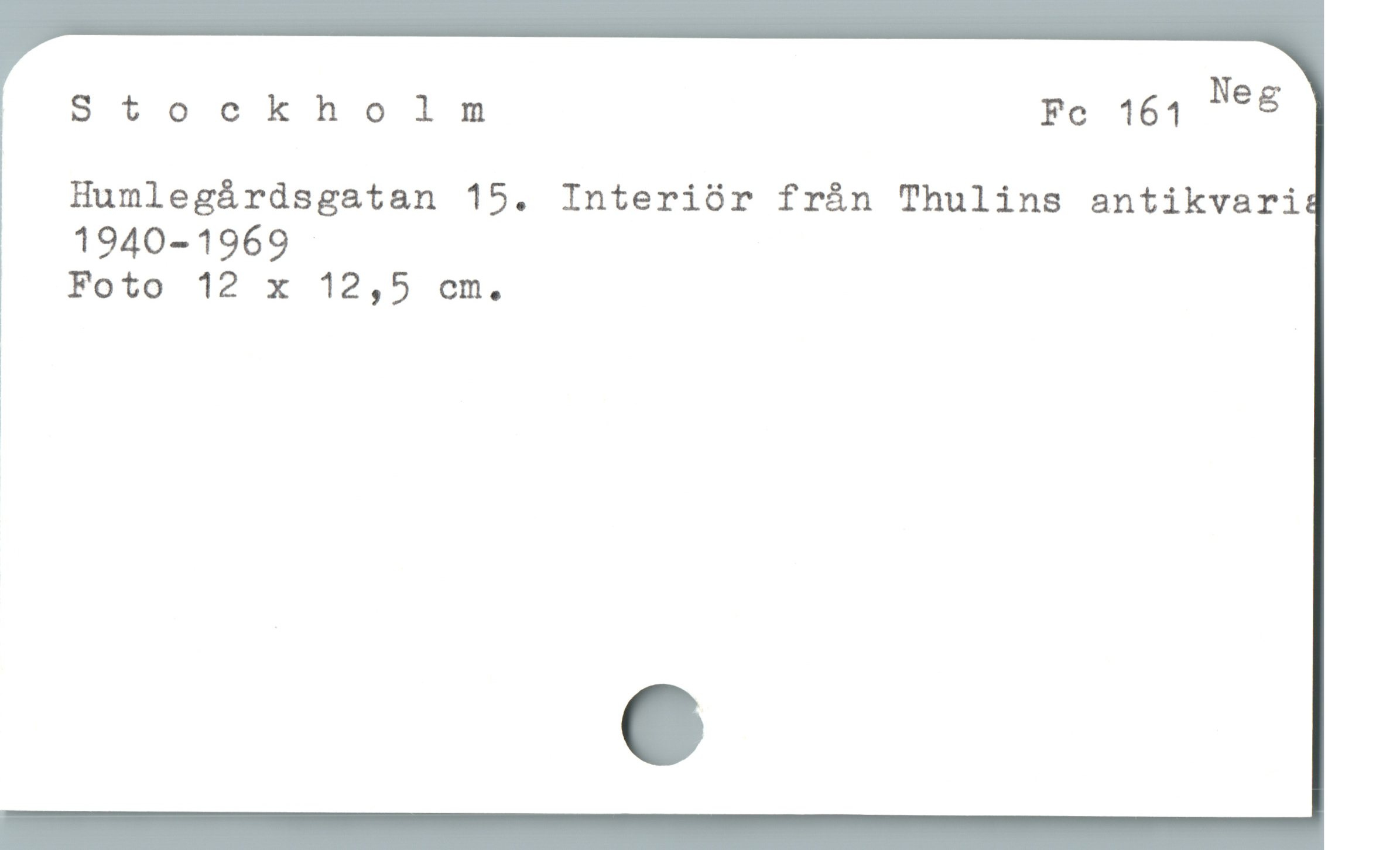  Stockholm Fe 161 Heg
Humlegárdsgatan 15. Interiór frán Thulins antikvari
1940-1969
Foto 12 x 12,5 cm.

1

w

!
