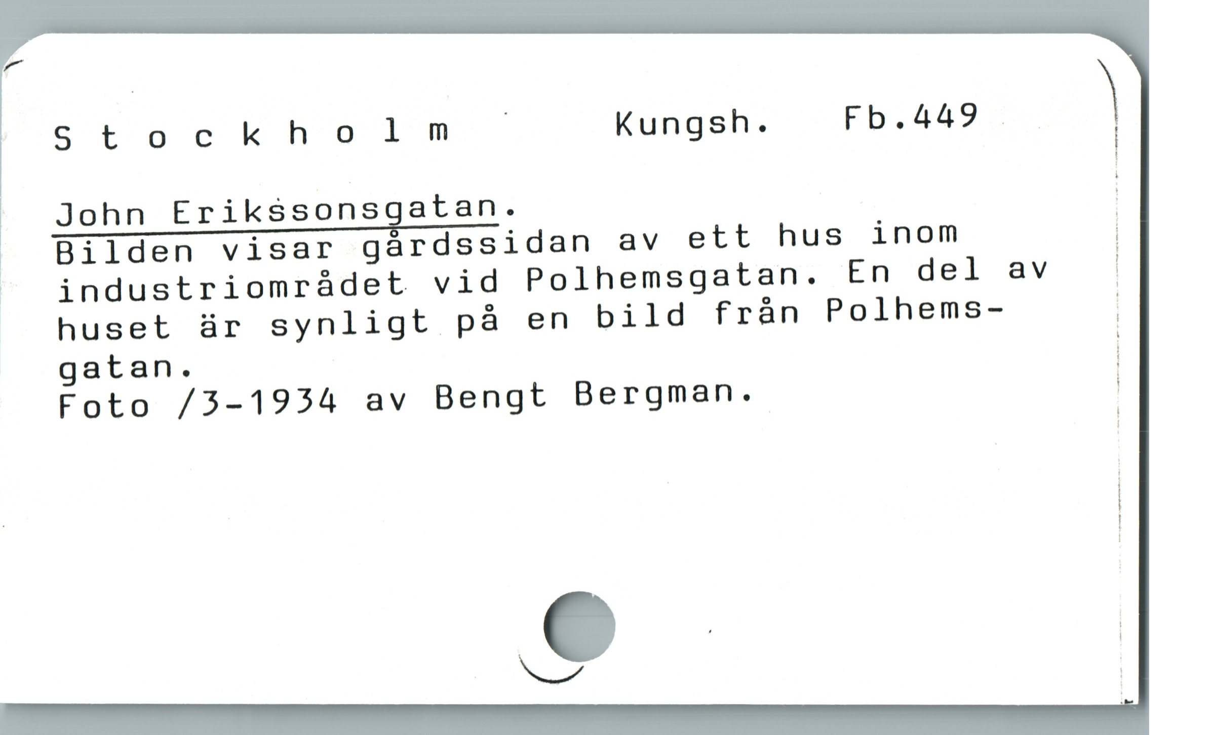  r
Stockholm Kungsh. Fb.449 ï
f John Erikssonsgatan. |
» Bilden visar gárdssidan av ett hus inom |
J industriomrádet vid Polhemsgatan. En delav .
huset är synligt pà en bild frán Polhems- |
gatan. |
Foto /3-1934 av Bengt Bergman. |
jr |

