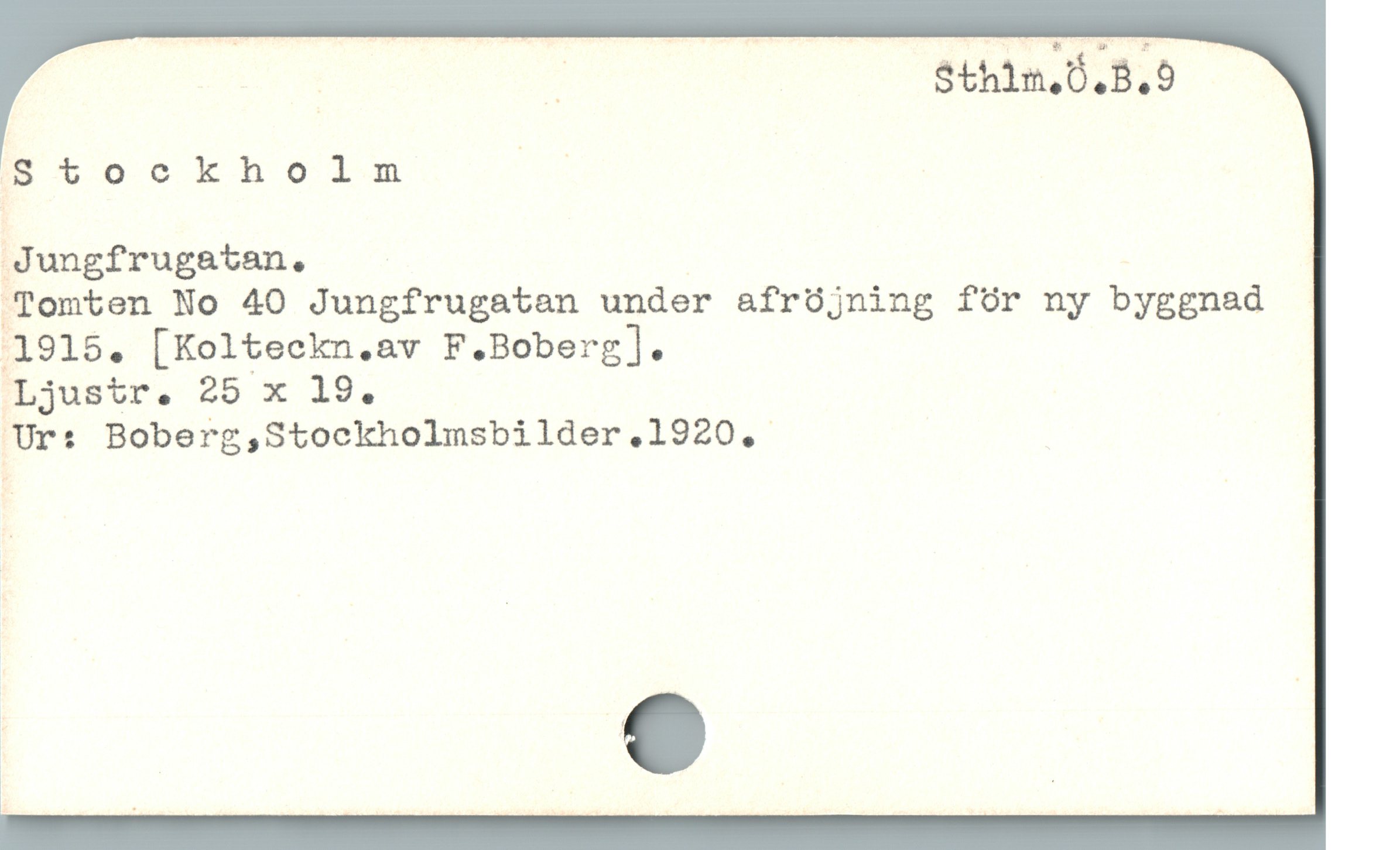  : Sthim.0.B.9
Btrtockholn R
Jungfrugatan.
Tomten No 40 Jungfrugatan under afröjning för ny byggnad
1915. [Kolteckn.av F.Boberg].
Ljustr. 25 x 19.
Ur: Boberg,Stockholmsbilder.1920.
