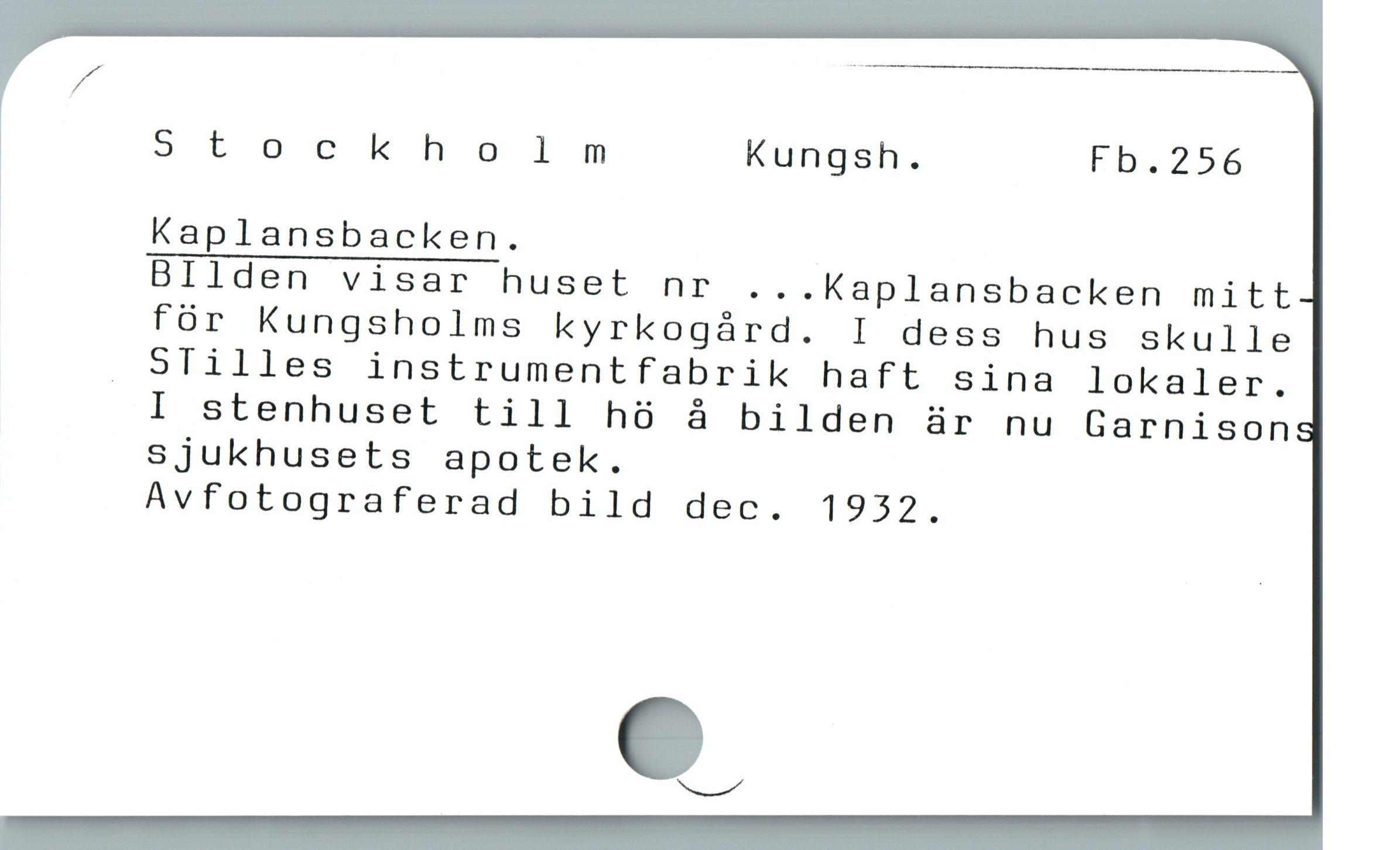  p Rrr
Stockhonlm Kungsh. Fb.25É
| Kaplansbacken.

BIlden visar huset nr ...Kaplansbacken mitt
für Kungsholms kyrkogárd. I dess hus skulle

. STilles instrumentfabrik haft sina lokaler.
I stenhuset till h8 å bilden är nu Garnison
sjukhusets apotek.
Avfotograferad bild dec. 1932.

llv/
