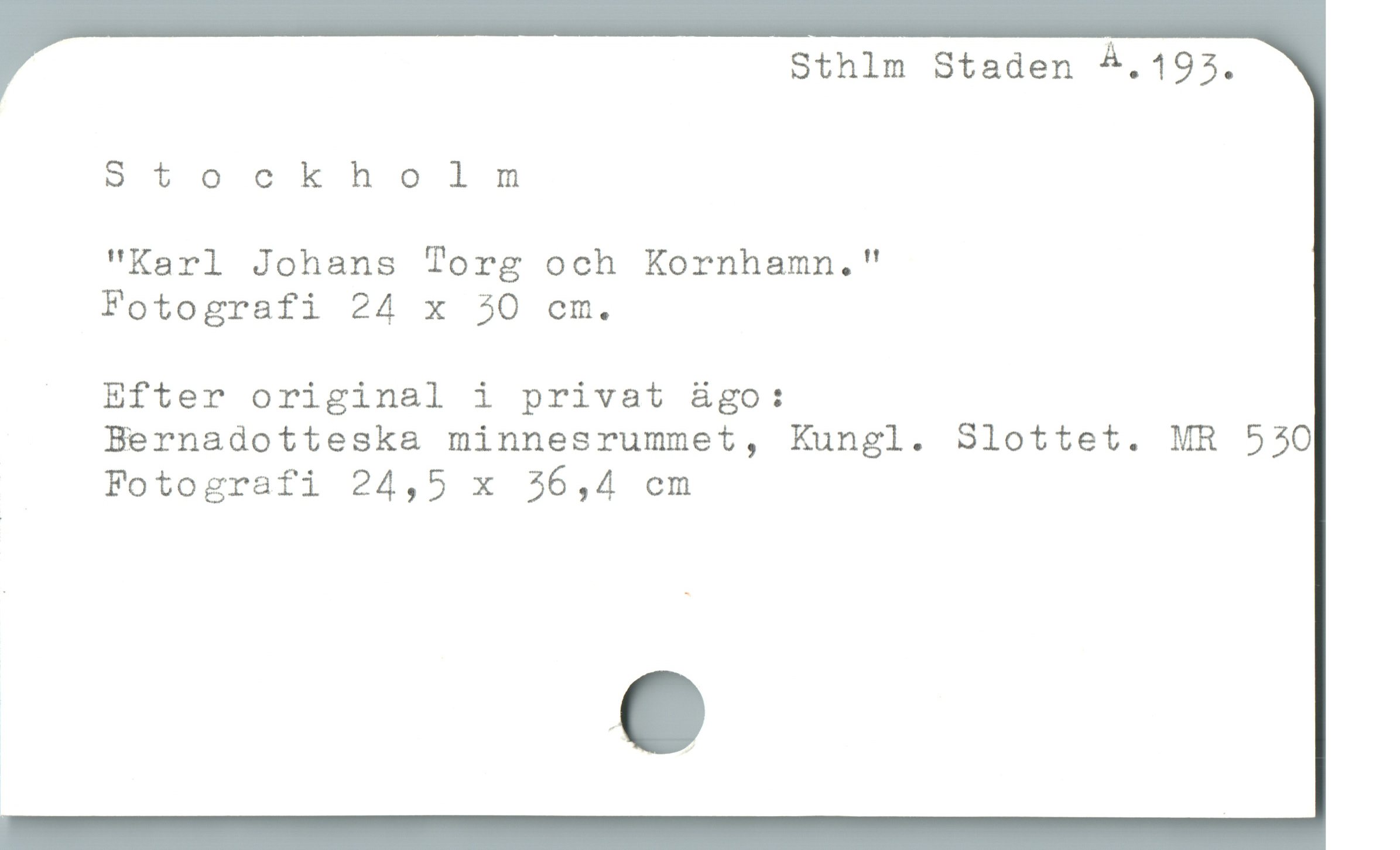 Sthlm Staden 4.193.
Stockholm
"Karl Johans Torg och Kornhamn,."
Fotografi 24 x 30 cm.
Efter original i privat &go:
Bernadotteska minnesrummet, Kungl. Slottet. MR 550
Fotografi 24,5 x 56,4 cm
