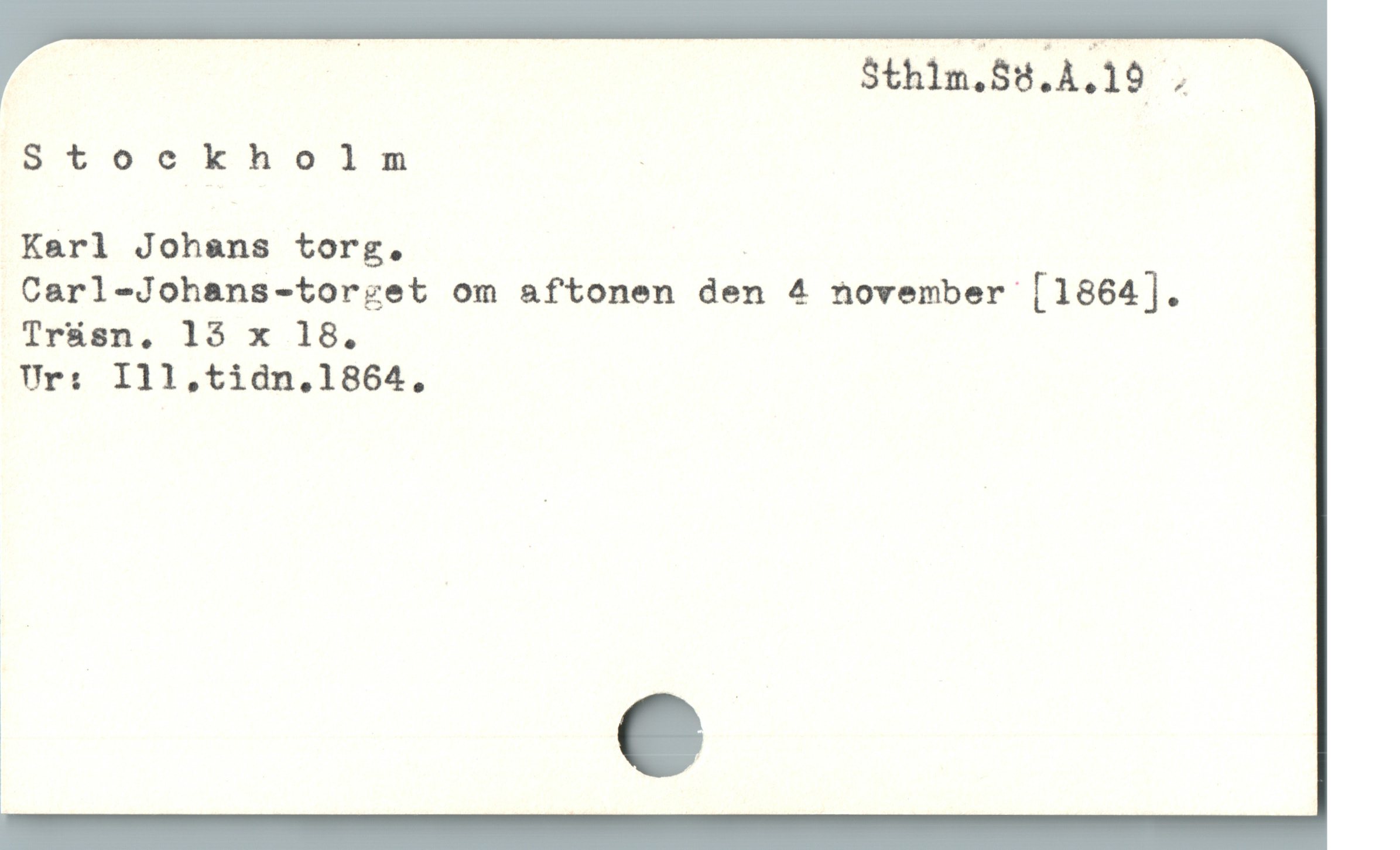  | Sthim,S8.4.19 , -
Stockholm :
Karl Johans torg. :
Carl-Johans-torget om aftonen den 4 november [1864].
Tr&sn, 15 x 18.
