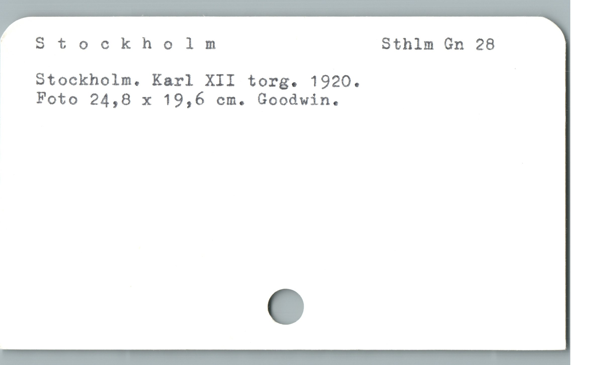  | Stockholm Sthlm Gn 28
/  $tockholm. Karl XII torg. 1920. |
Foto 24,8 x 19,6 cm. Goodwin.
