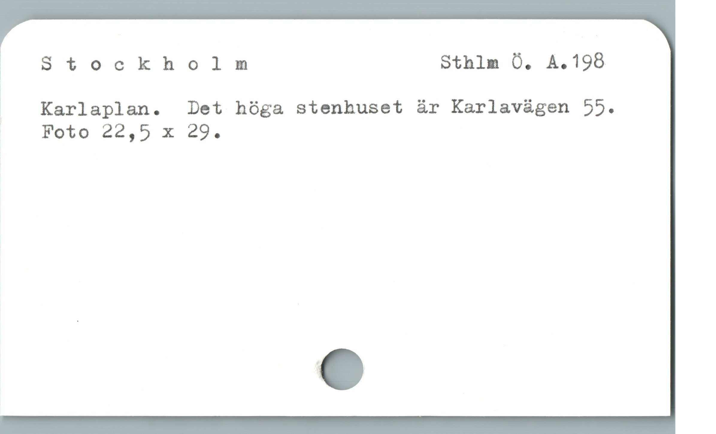  3 Stockholm Sthlm O. A.198
Karlaplan.  Det hóga stenhuset är Karlavàgen 55.
? Foto 22,5 x 29.
