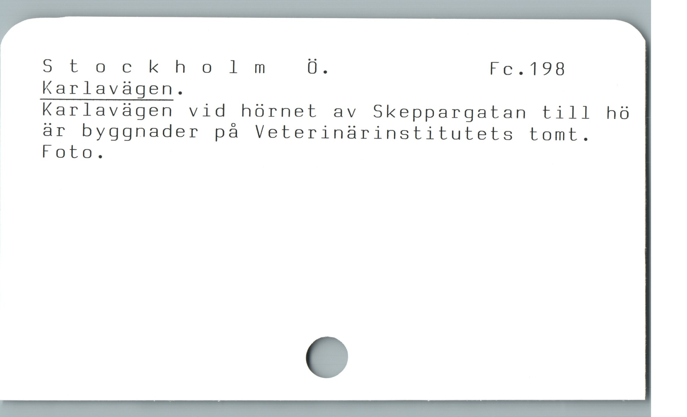  Stockholm Ü. F. 198

Karlavägen.

Karlavägen vid hörnet av Skeppargatan till hö
| är byggnader på Veterinürinstitutets tomt.

Foto.
