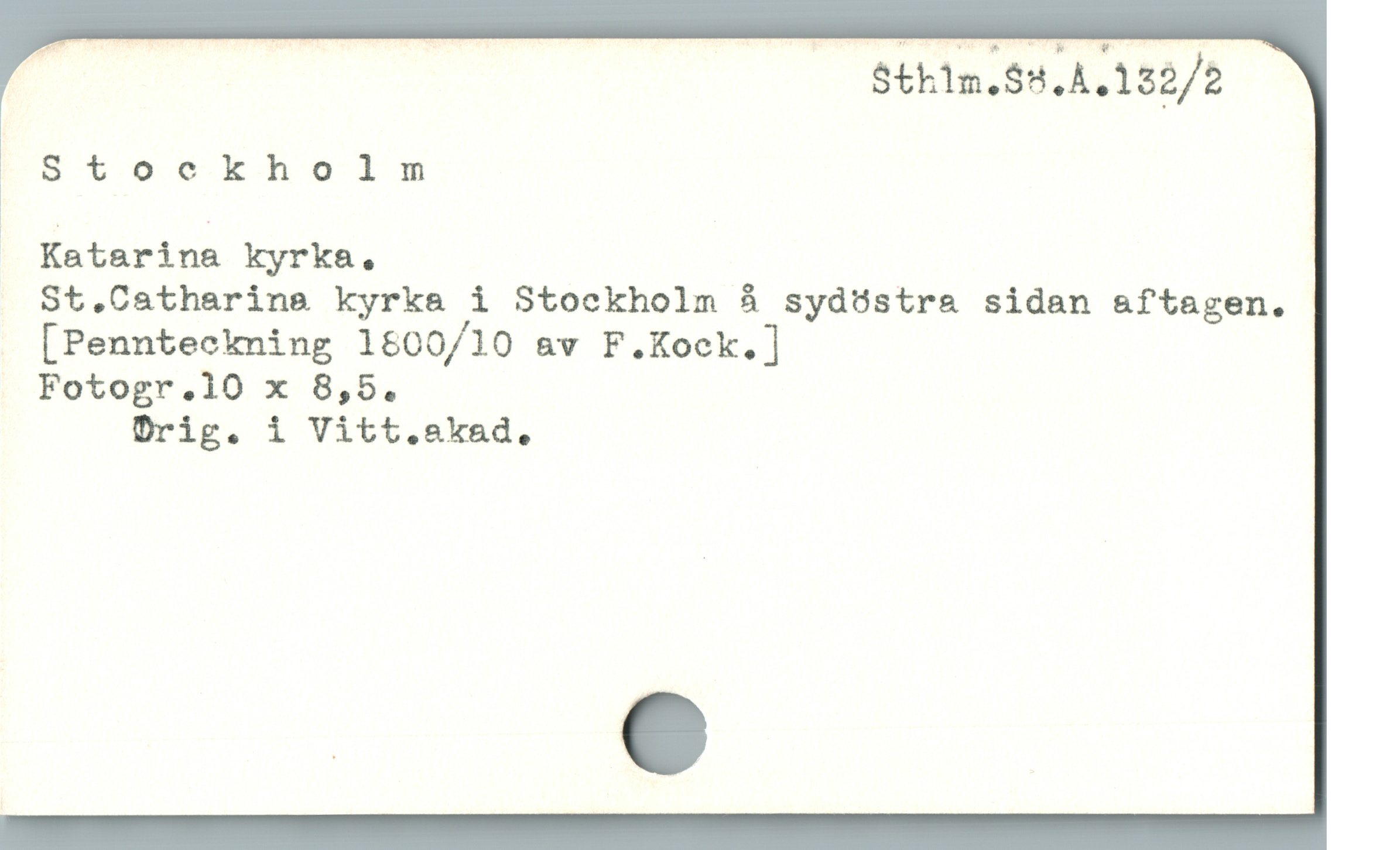  P — Sthlm.$s.A.132/2
* Stockholm
1 Katarinå kyrka,
St.Catharina kyrka i Stockholm å sydöstra sidan &ftagen.
[Pennteckning 180Q/10 &v F.Kock, ]
Fotogr.10 x 8,5.
Drig. i Vitt.akad.
