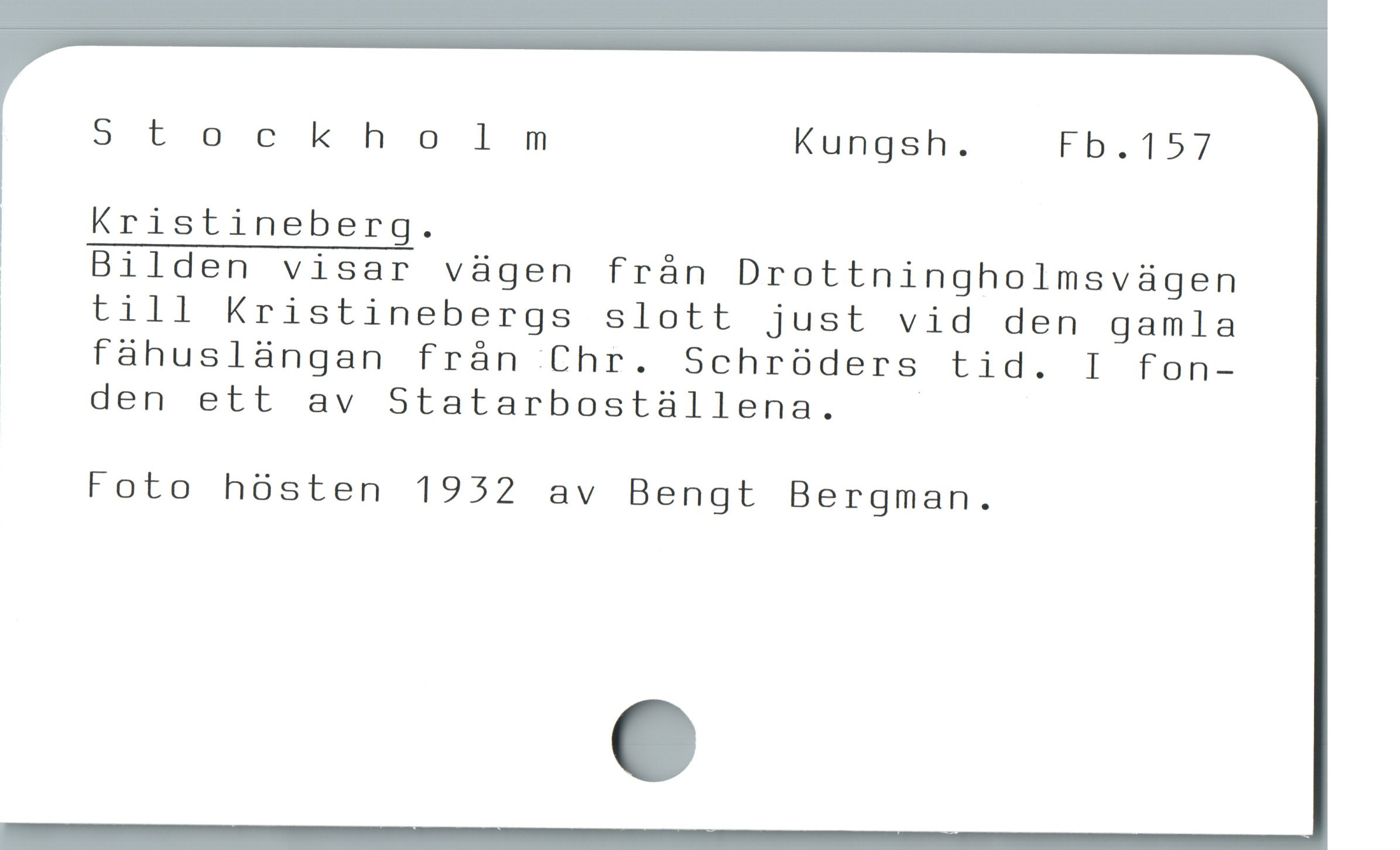  St ockholm Kungsh. Fb.157
' Kristineberg.
1 Bilden visar vàgen frán Drottningholmsvàgen
1 till Kristinebergs slott just vid den gamla
1 fáhuslàngan frán Chr. Schrüders tid. I fon-

den ett av Statarbostüllena. |

Foto hósten 1952 av Bengt Bergman.
