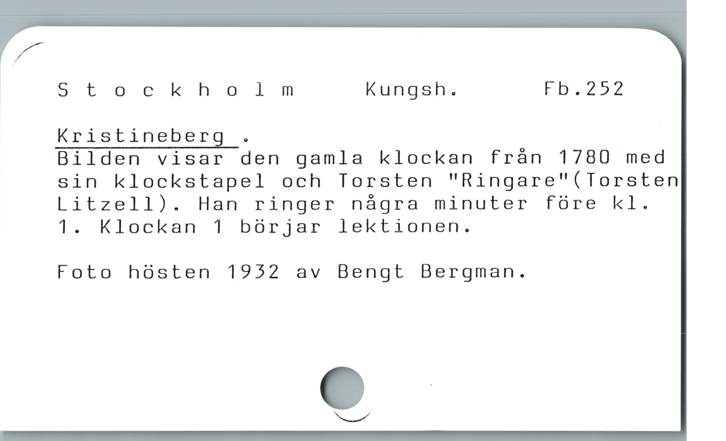  "i
Stockholm Kungsh. Fb.252
Kristineberg .
Bilden visar den gamla klockan frán 1780 med
sin klockstapel och Torsten "Ringare"(Torsten
Litzell). Han ringer nágra minuter fóre kl.
1. Klockan 1 bórjar lektionen.
Foto hósten 1952 av Bengt Bergman.

p
