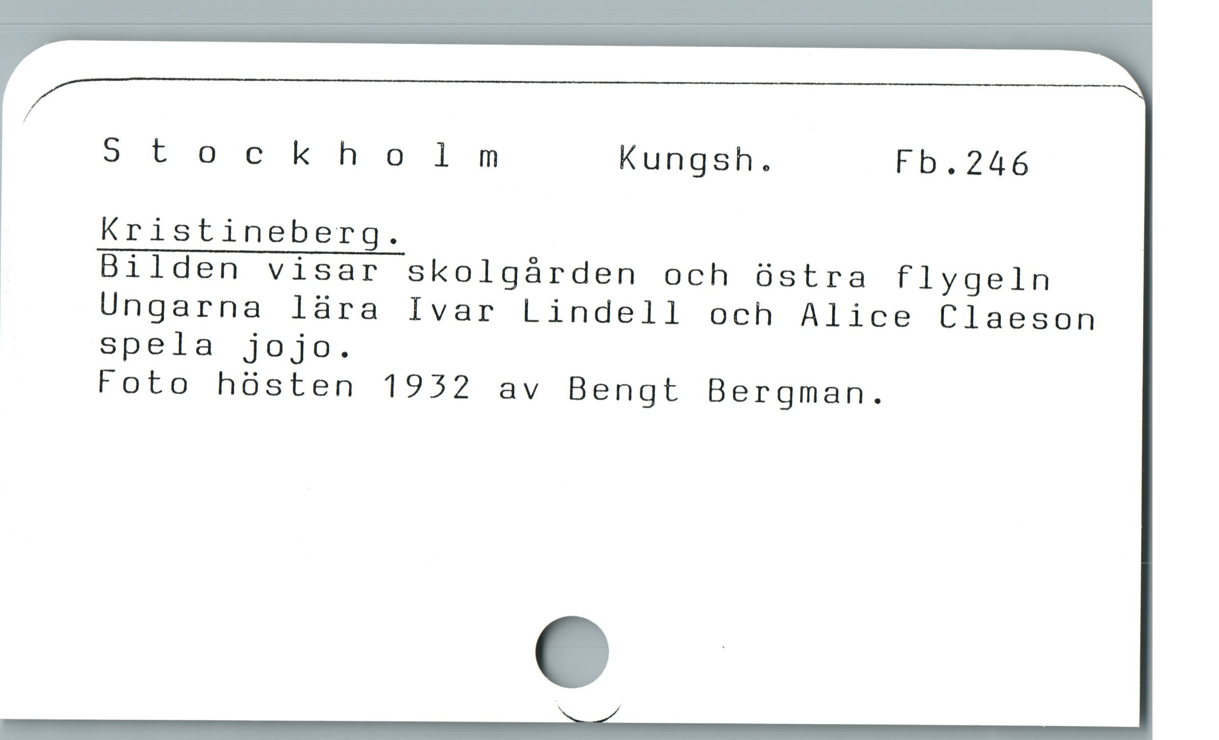  Stockhol m Kungsh. Fb.246
Kristineberg.

Bilden visar skolgárden och östra flygeln
Ungarna lüra Ivar Lindell och Alice Claeson
spela jojo.

Foto hüsten 1952 av Bengt Bergman.
