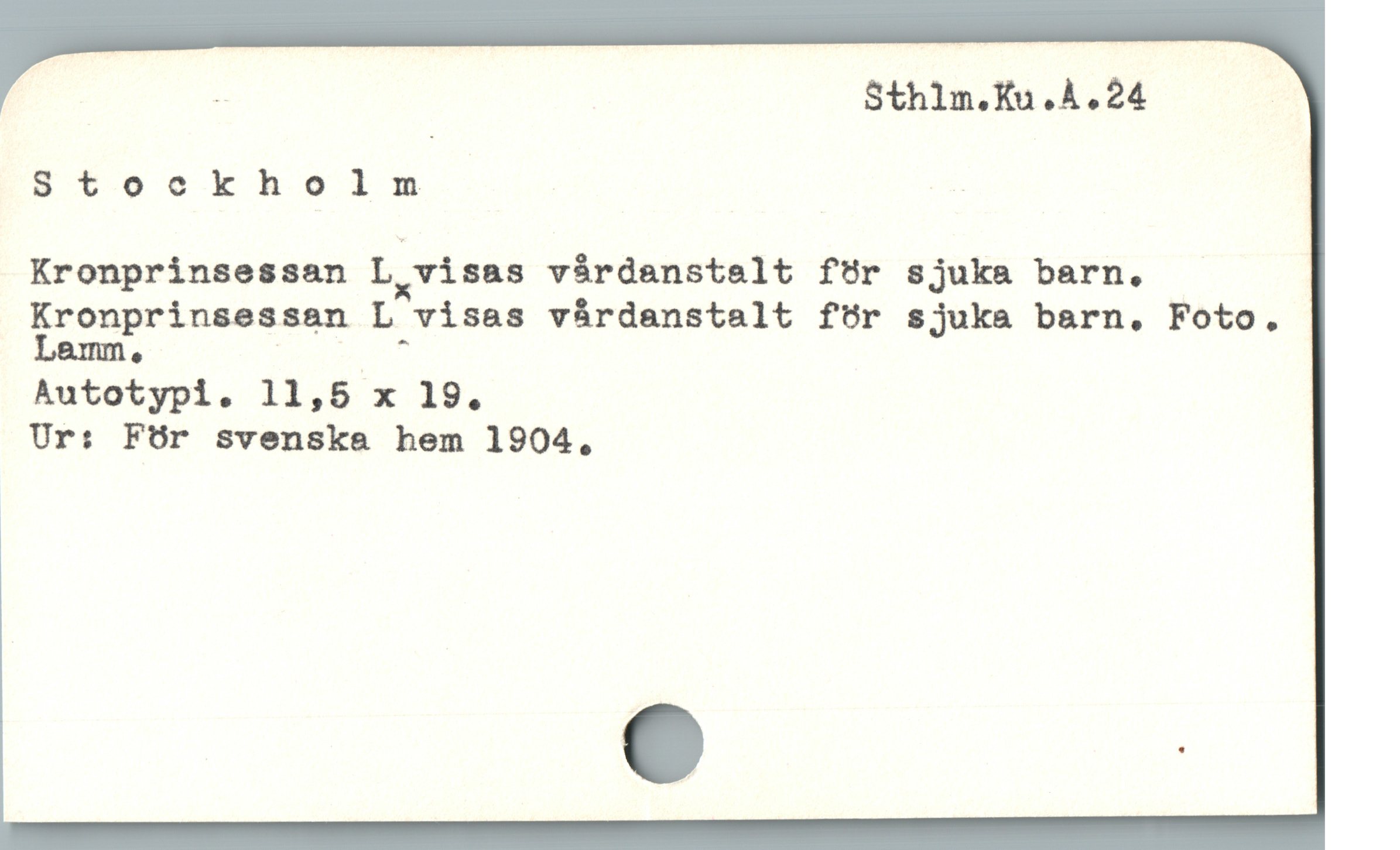 | : Sthlm.Ku.À.24 |

Stookholm E

Kronprinsessan Lgvisas várdanstelt för sjuka barn.

äfonprinaesaan.L visas várdanstalt för sjuka barn, Foto.
amm, | M

Autotypi. 11,5 x 19.

Ur: För svenska hem 1904,
