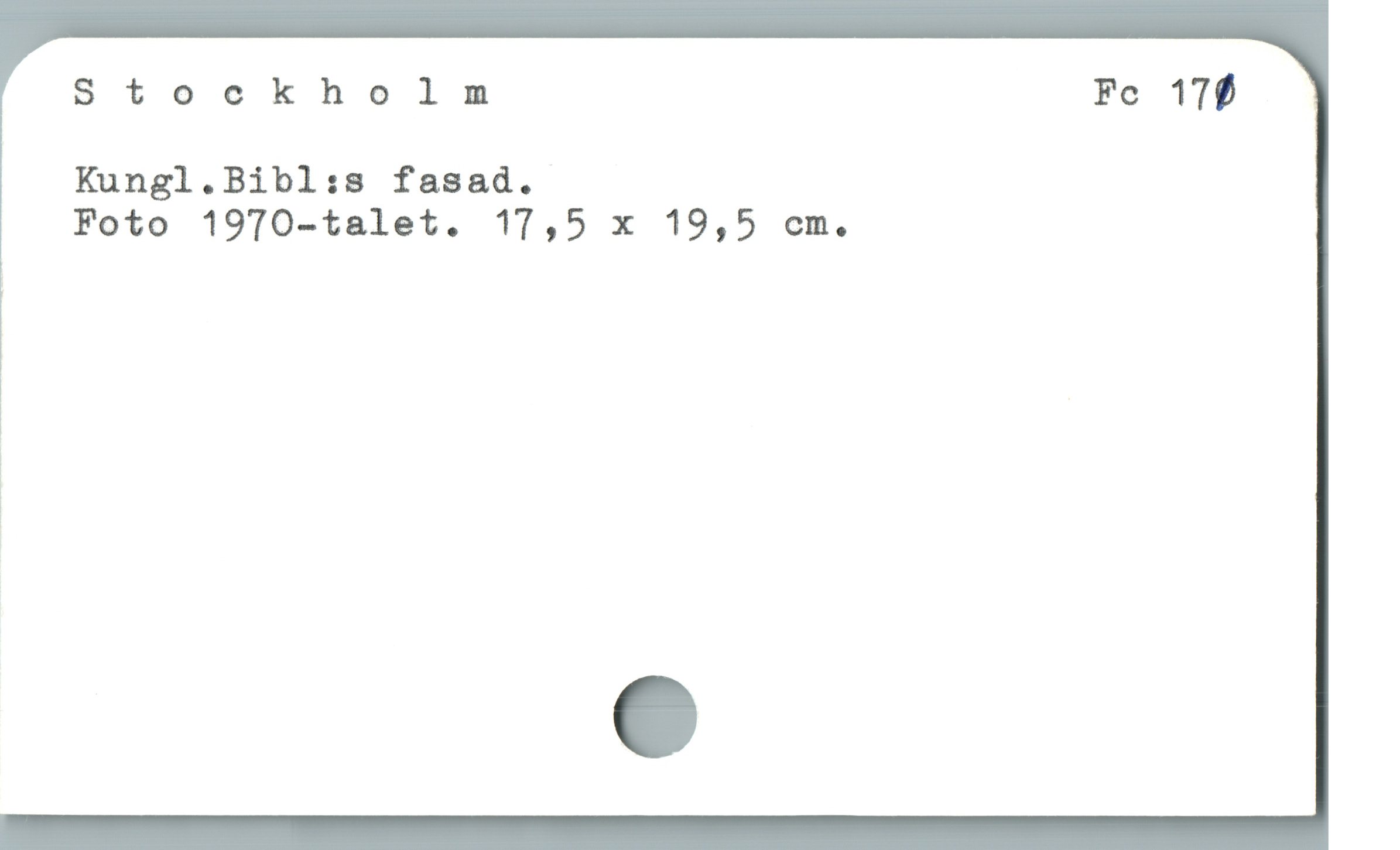  Stockholm Fe 170
Kungl.Bibl:s fasad.
Foto 1970-talet. 17,5 x 19,5 cm.

|

!
