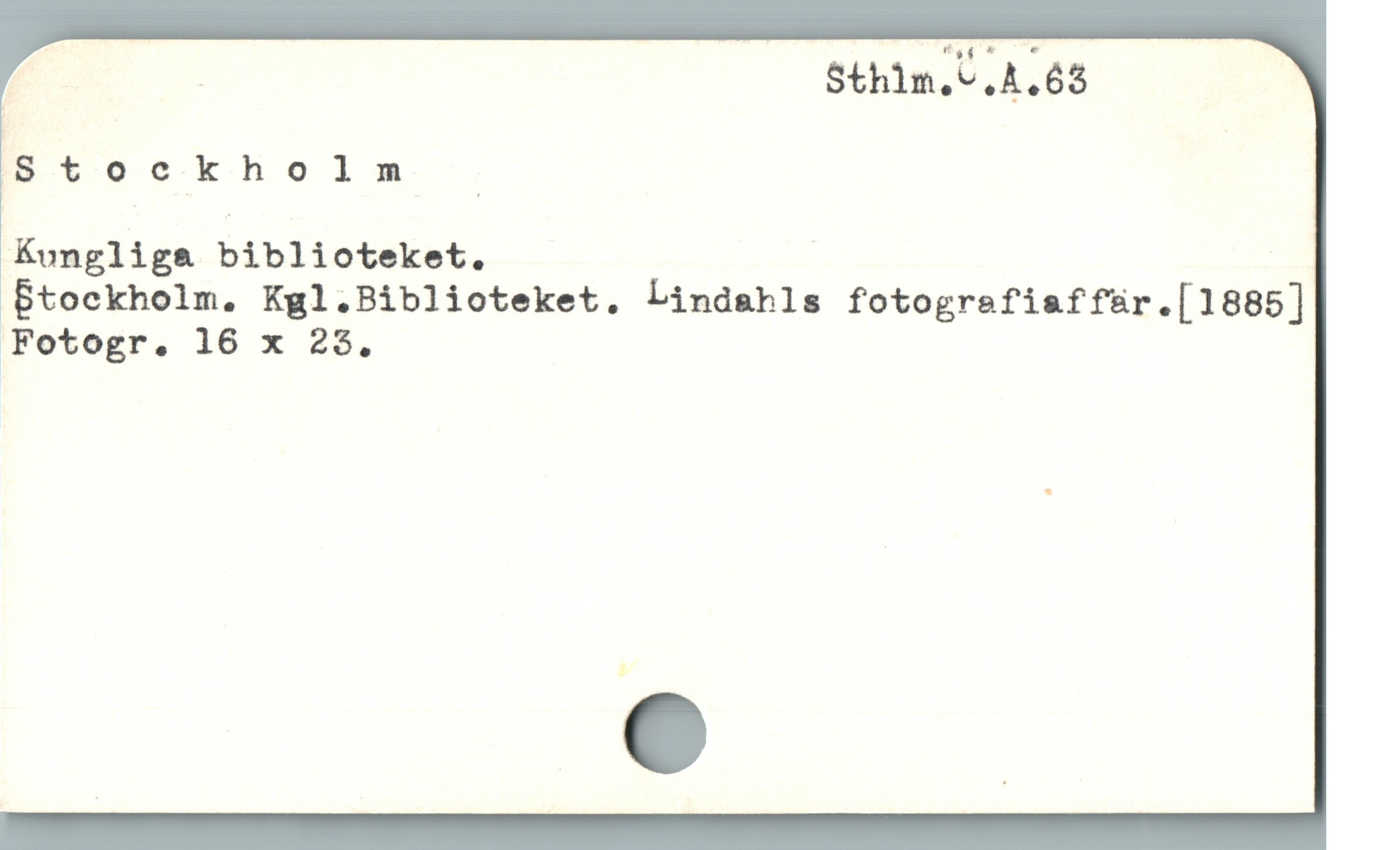  | Sthim.l.A.63
ptockholnm .

Konglig& biblioteket. i

Btockholm. Kgl.Biblioteket. Lindahls fotografiaffär.[1885]
iFotogr. 18 x 28,
