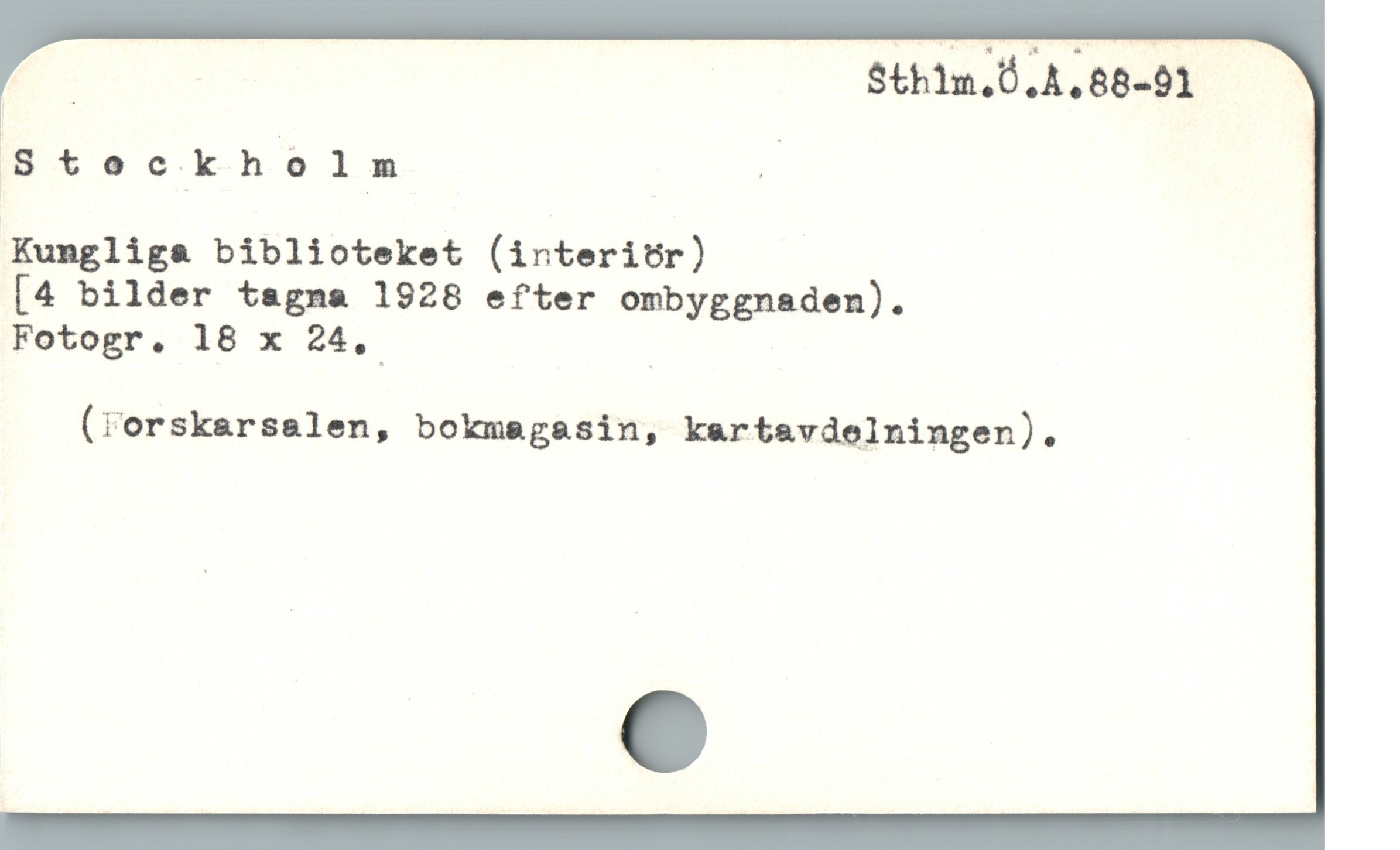  | | Sthlm.Ö.4.88-91
Stockholm R
Kungliga biblioteket (inrteriör)
[4 bilder tagna 1928 efter ombyggnaden).
Fotogr. 18 x 24, | |
(Forskarsalen, bokmagasin, kartavdelningen).
