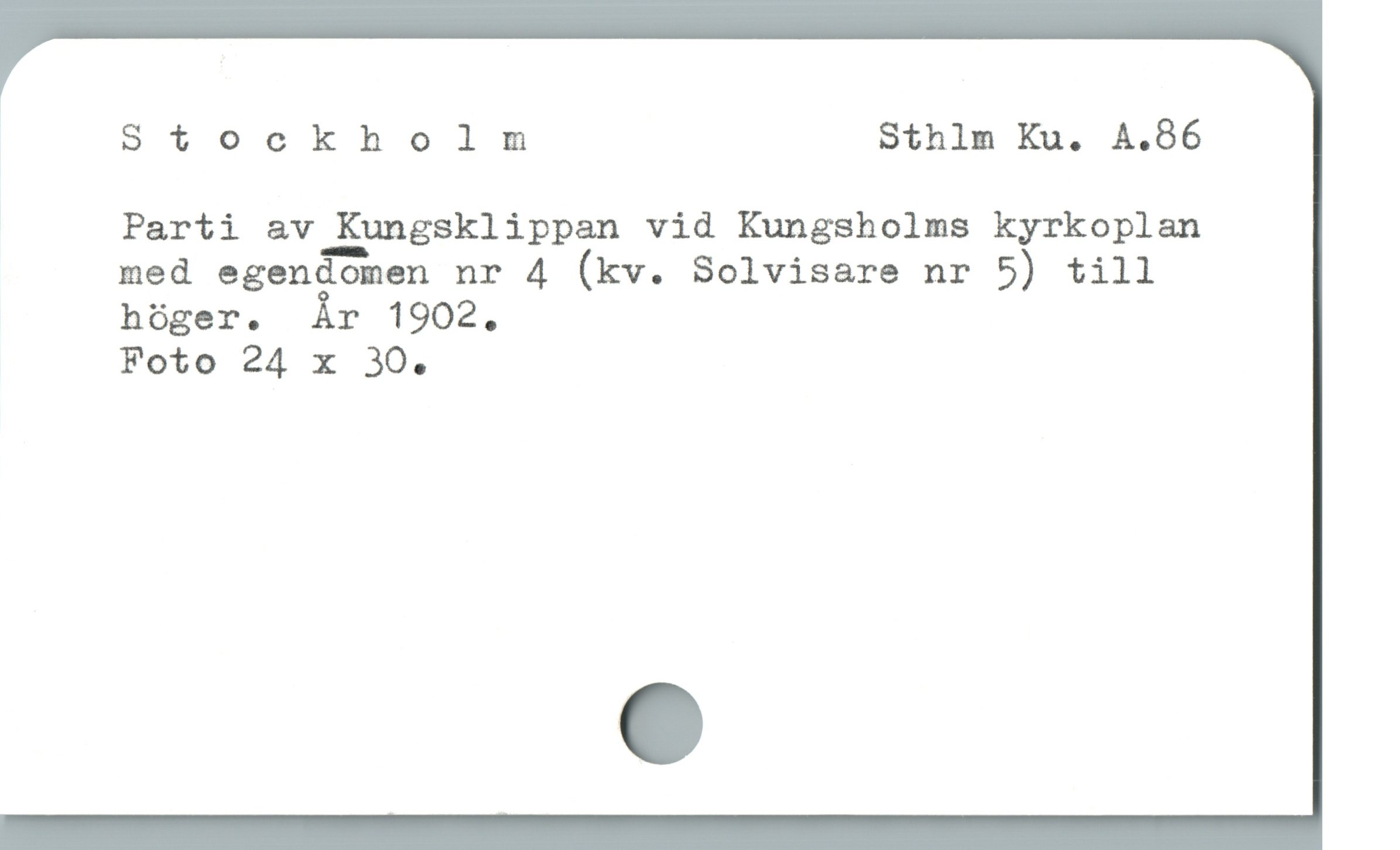  Stockholm Sthlm Ku. A.86
Parti av_EPngsklippan vid Kungsholms kyrkoplan
med egendomen nr 4 (kv. Solvisare nr 5) till
hóger. År 1902.

Foto 24 x 3O.

