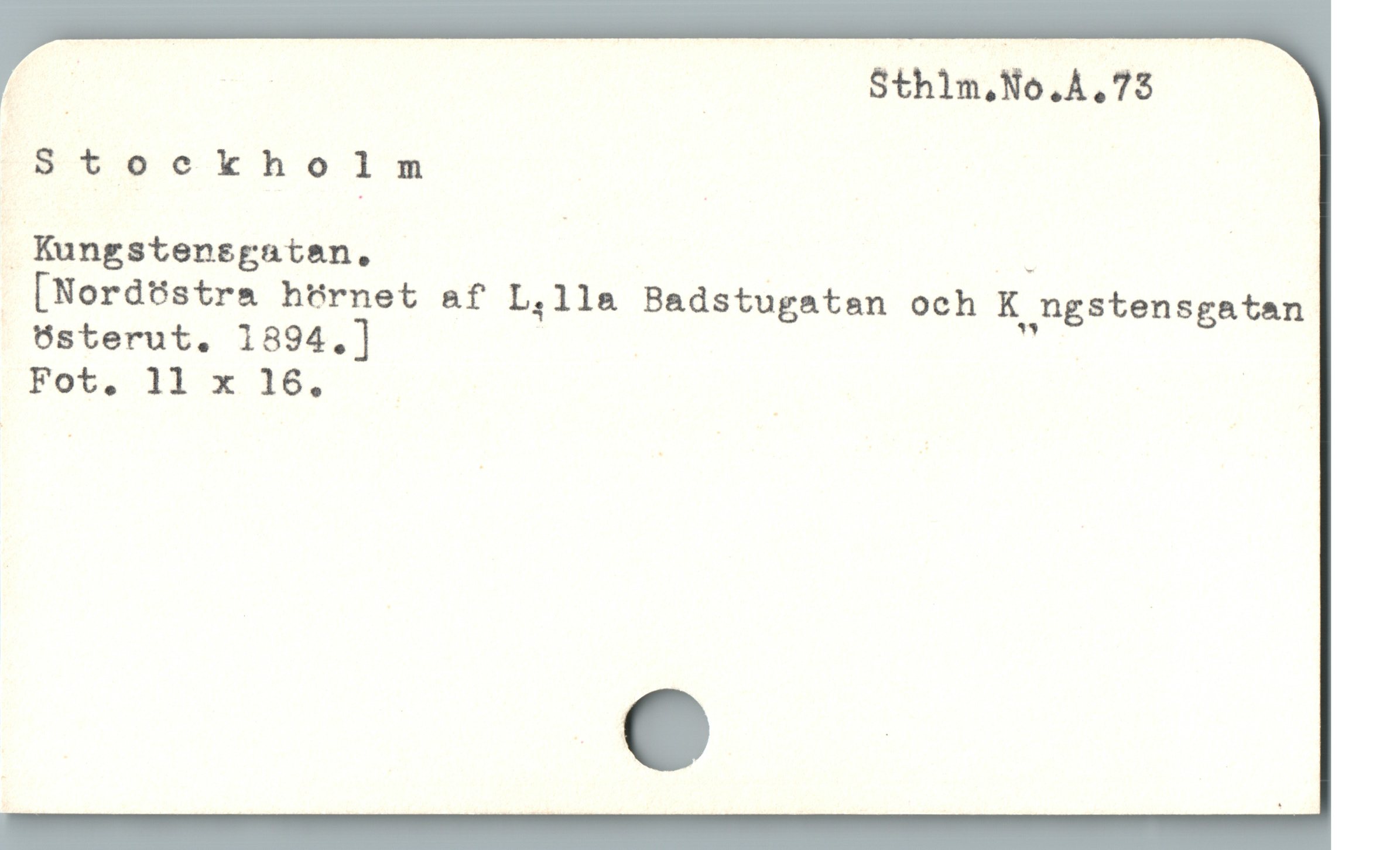 E | Sthin,No.ÀA,73
Stockholm |

 Kungstenagatan. | - |
[Nordöstra hörnet af L,lla Badstugatan och K ngstensgatan
österut. 1894.] :

Fot. 11 x 16., _ ;
