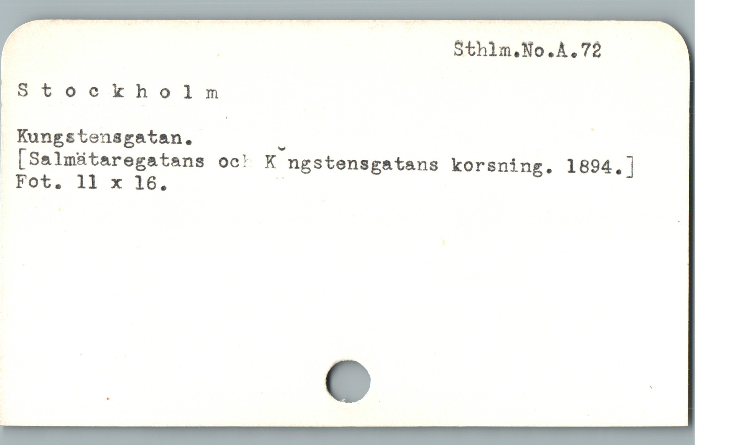  : | Sthlm.No.A.72
ISTtookholn

Kungstensgatan. " |

[Salmätaregatans oc? K ngstensgatans korsning. 1894.]
|,Fot. 11 x 16,
