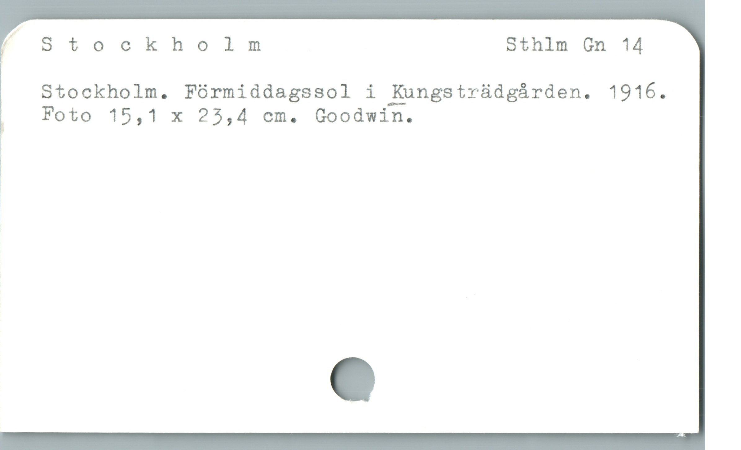 " oStockholnm Sthlm Gn 14
Stockholm. Förmiddagssol i Kungstrüdgárden. 1916.

| Foto 15,1 x 23,4 cm. Goodwin.

!
