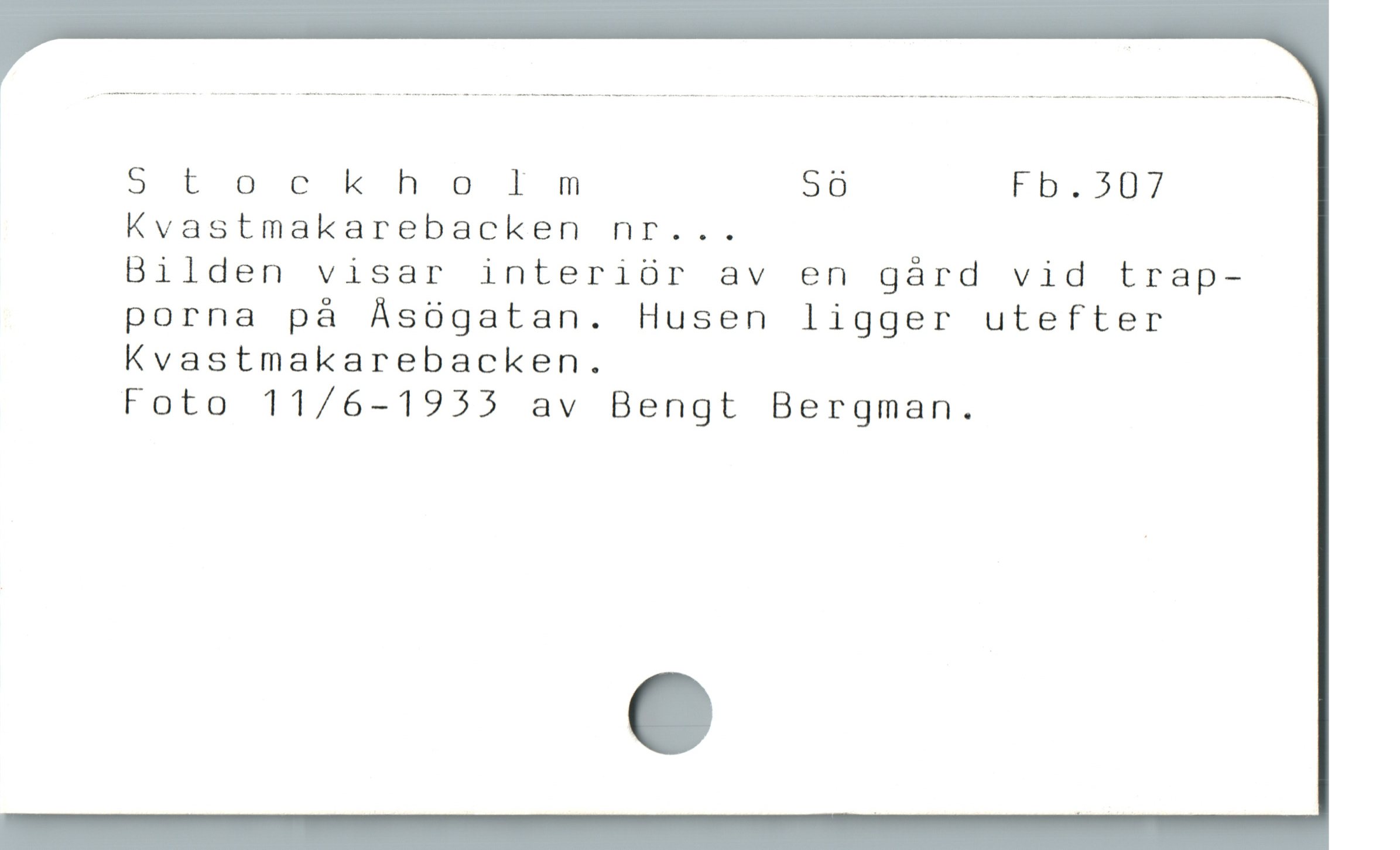  S ttor kholm Sö Fb.5307
Kvastmakarebacken nr...

Bilden visar interiür av en gárd vid trap-
porna på Åsögatan. Husen ligger utefter
Kvastmakarebacken.

Foto 11/6-1955 av Bengt Bergman.
