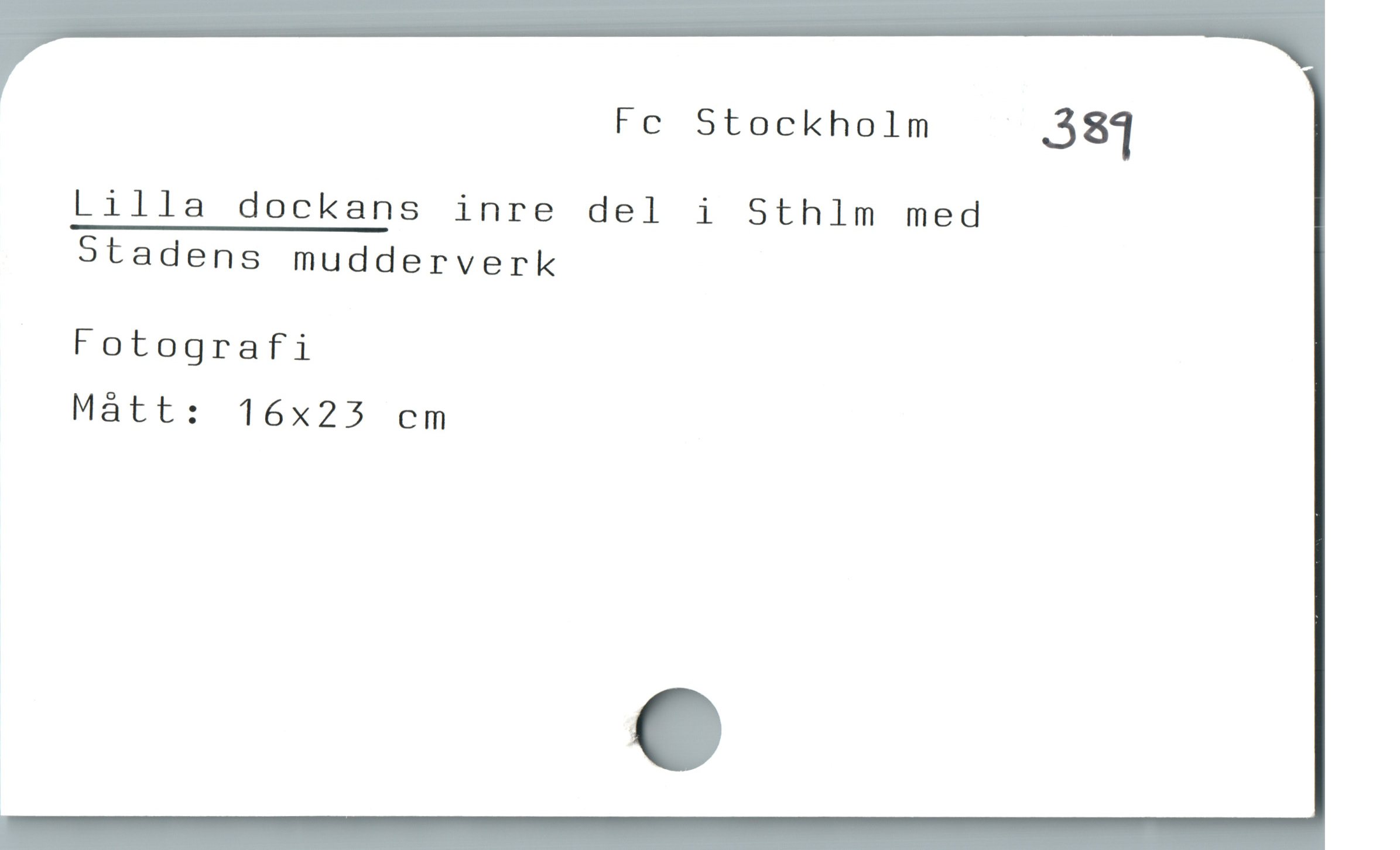  Fe Stockholm _381
Lilla dockans inre del i Sthlm med
Stadens mudderverk
Fotografi
Máàtt: 16x25 cm
