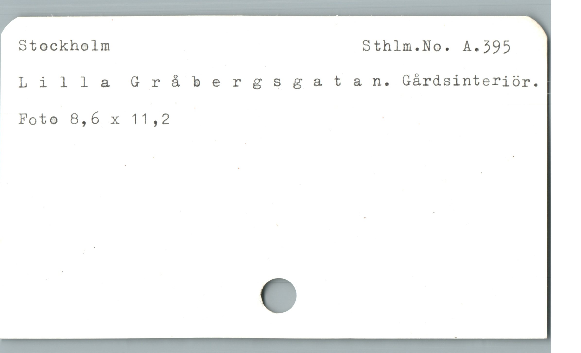  Stockholm Sthlm.No. A.395
Lilla Grábergsgatan. GCårdsinteriör.
Foto 8,6 x 11,2 — :
