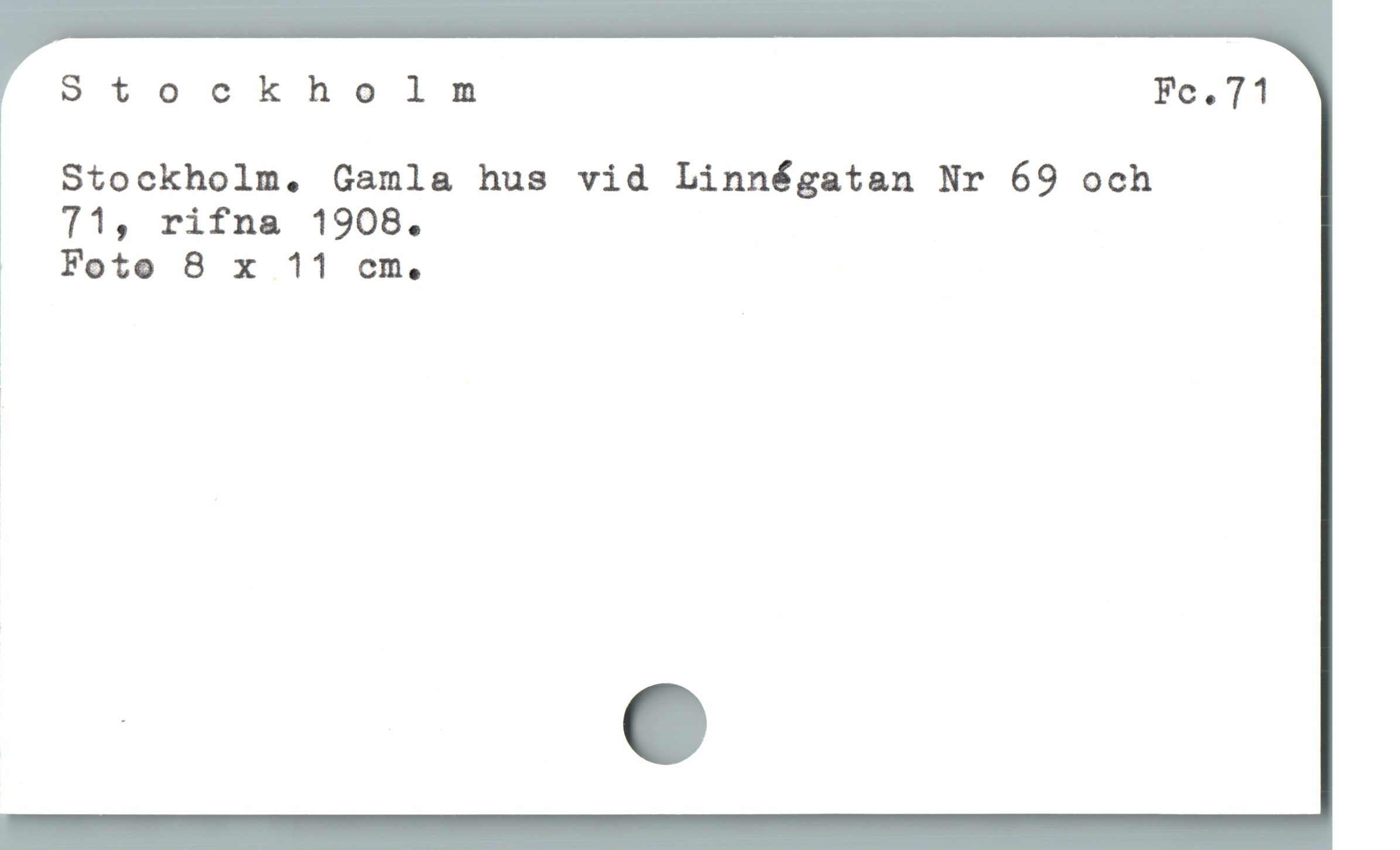 Stockholm Fe, 71
Stockholm. Gamla hus vid Linnégatan Nr 69 och
T1, rifna 1908.
Foto 8 x 11 cm.
|
