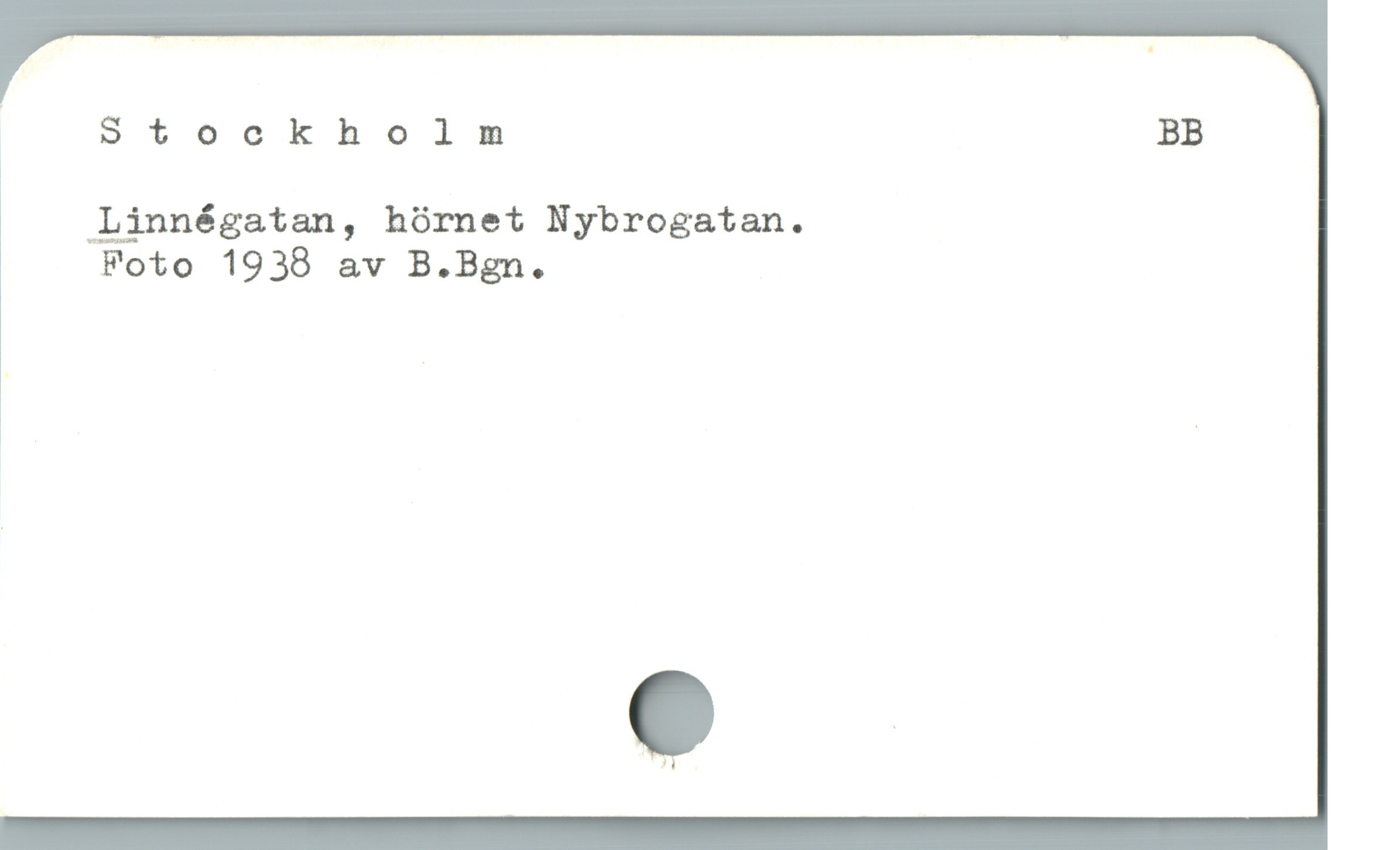  | Stockholm BB
|

Linnégatan, hórnet Nybrogatan.

Foto 1938 av B.Bgn.
