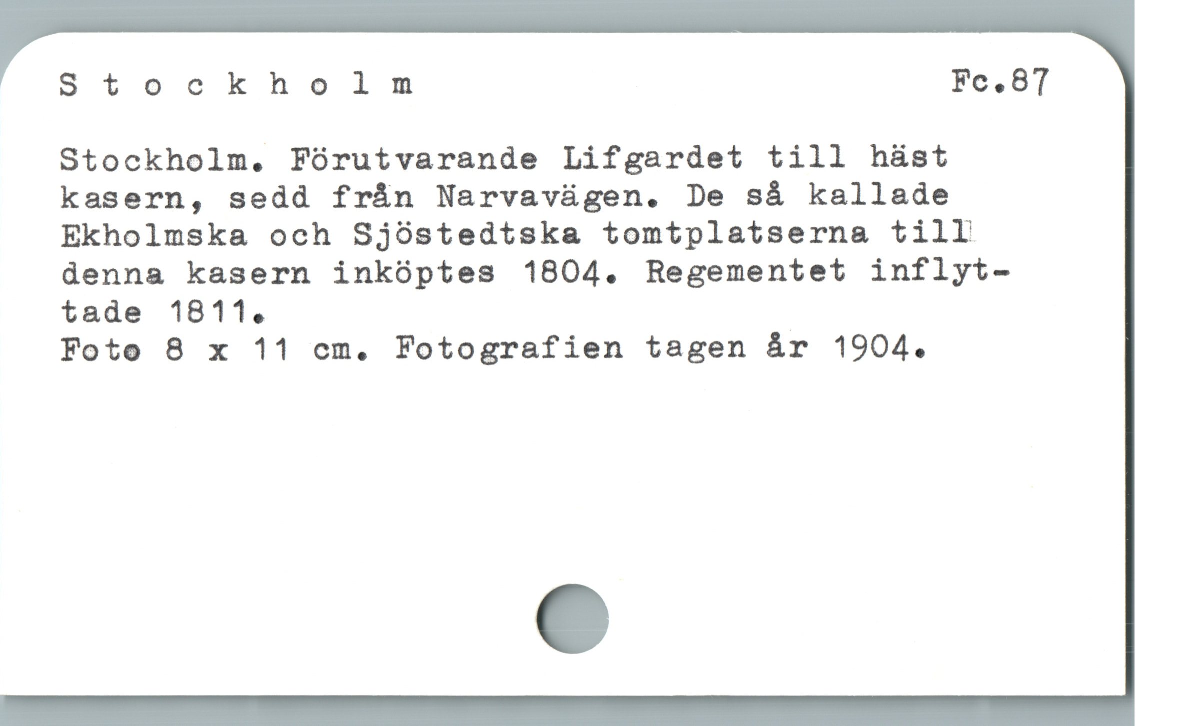  Stockholm Fc,87
Stockholm. Fórutvarande Lifgardet till häst
kasern, sedd från Narvaváügen. De så kallade
Ekholmska och Sjóstedtska tomtplatserna till
denna kasern inkóptes 1804. Regementet inflyt-
tade 1811.

Foto 8 x 11 cm. Fotografien tagen år 1904.
