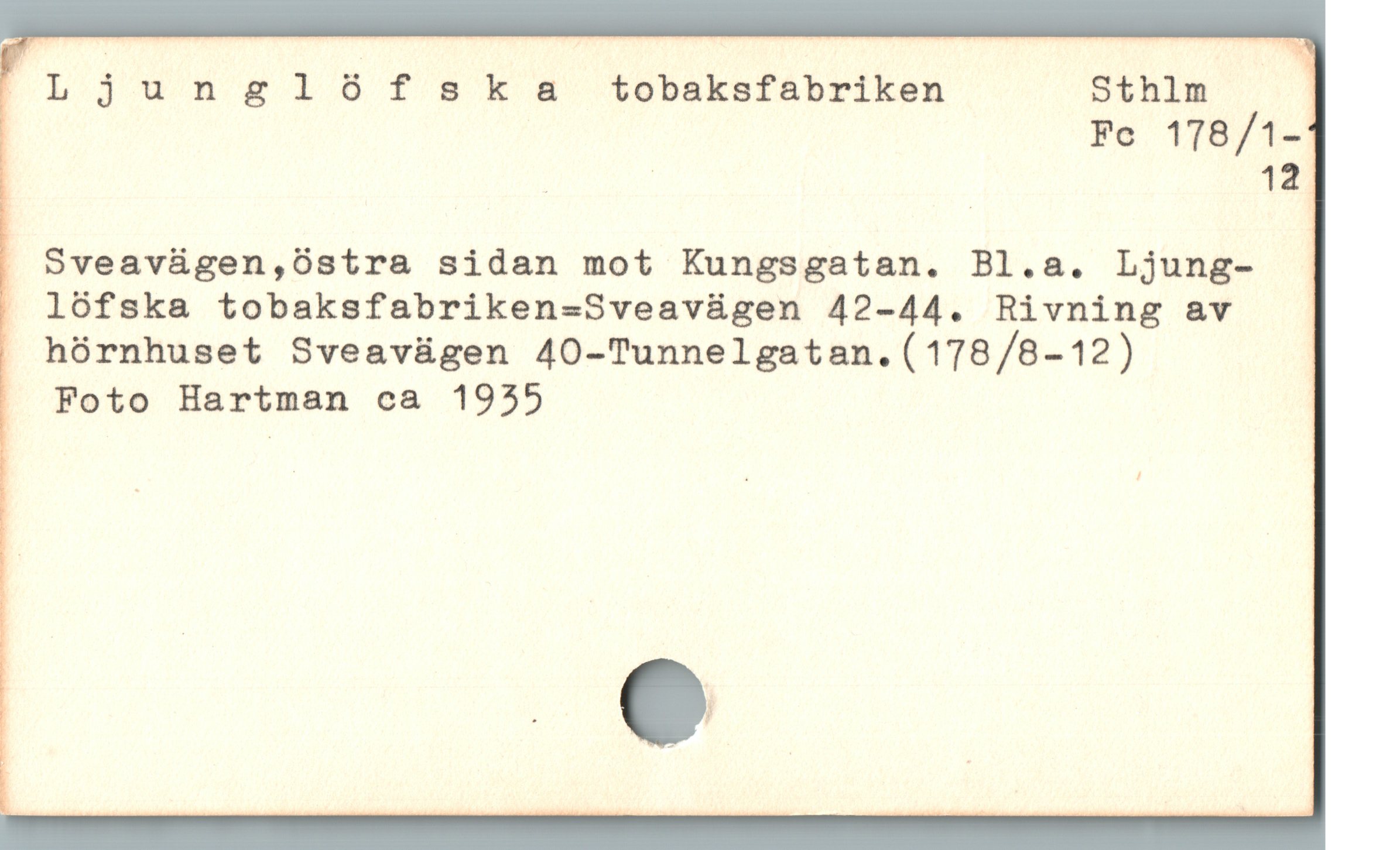  InL1jungl85fsksa töbaksfåbriken Sthim —
Fe 178/1—
_ ; ; 12
Sveavägen,östra sidan mot Kungsgatan. Bl.a. Ljung-
. l6fska tobaksfabriken=Sveavägen 42-44. Rivning av
. hórnhuset Sveavügen 40—Tunne1gatan.(178/8-12) |
Foto Hartman ca 1935
