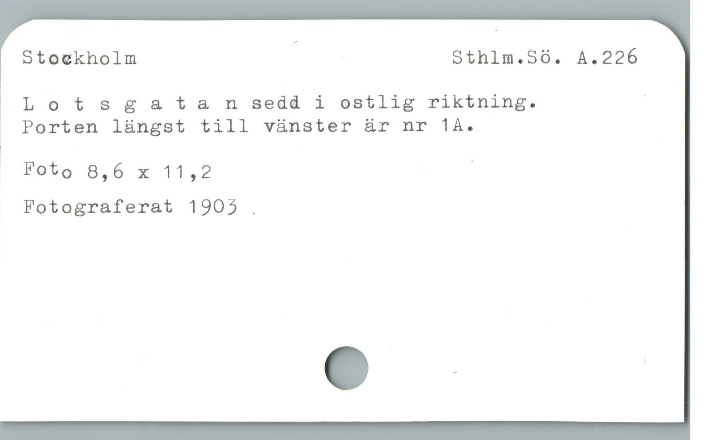  Stoekholm E Sthlm.S8. A.226
Lotsgatann sedd i ostlig riktning. |
Porten längst till vänster är nr 1A.

, Foto 8,6 x 11,2 |
Fotograferat 1903 .
