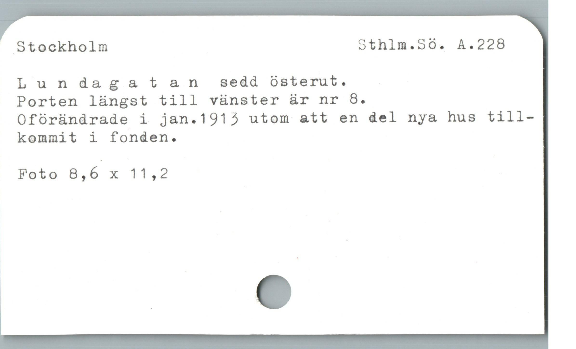  Stockholm Sthlm.350. A.228
Lundagatan sedd Osterut.

Porten làngst till vünster är nr 8.

Ofóründrade i jan.1915 utom att en del nya hus till-
kommit i fonden.

Foto 8,6 x 11,2 |
